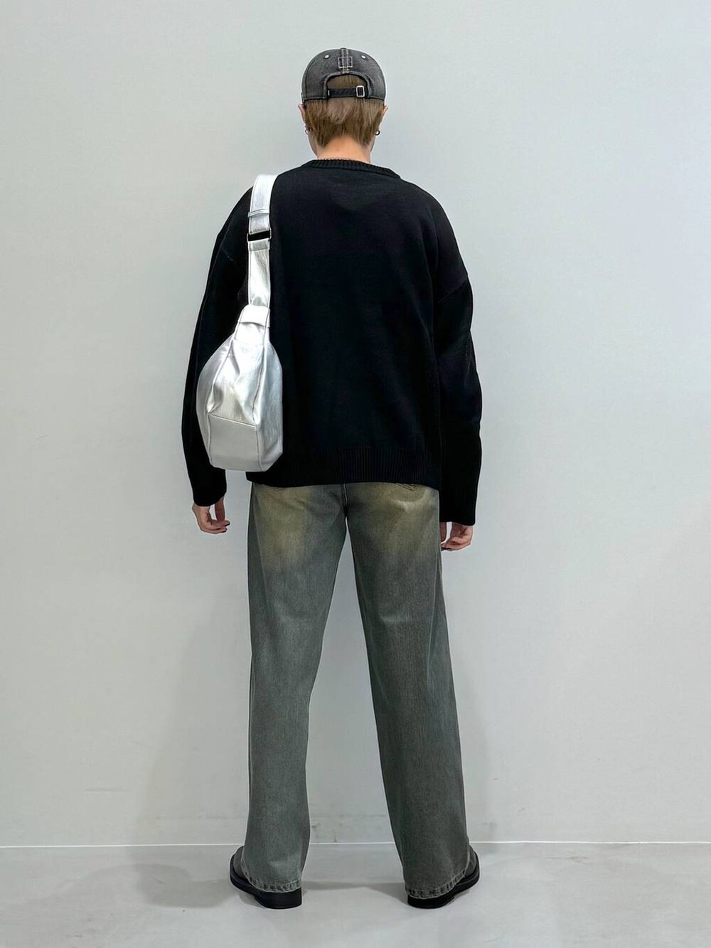 ブラック系のブーツ、その他のショルダーバッグ、ブルー系のデニムパンツを着用したメンズの秋コーディネートの5枚目の写真