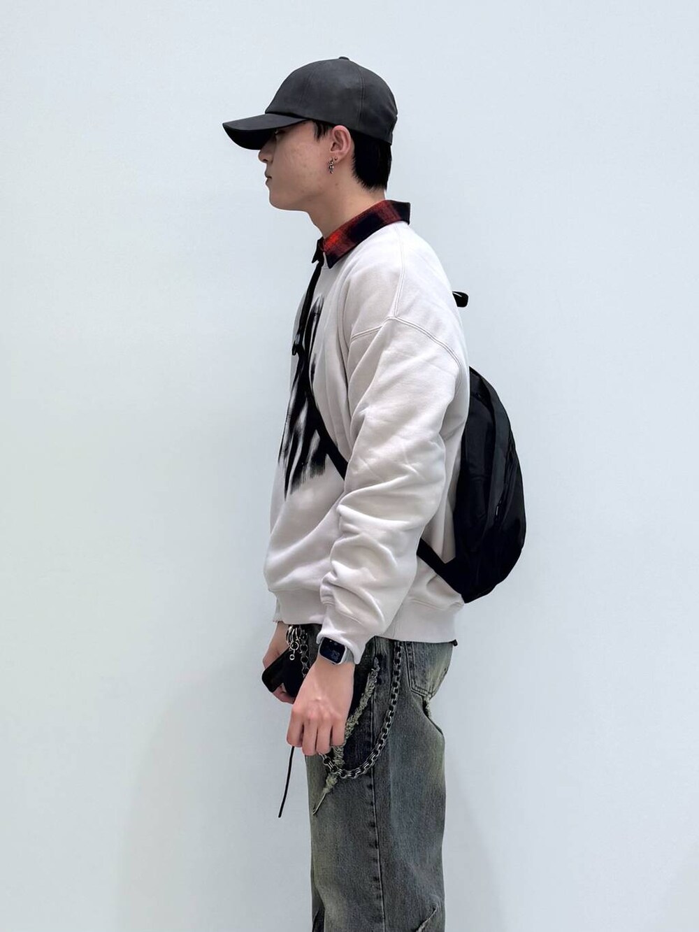 ブラック系のバックパック/リュック、レッド系のシャツ/ブラウス、グレー系のスウェットを着用したメンズの冬コーディネートの4枚目の写真