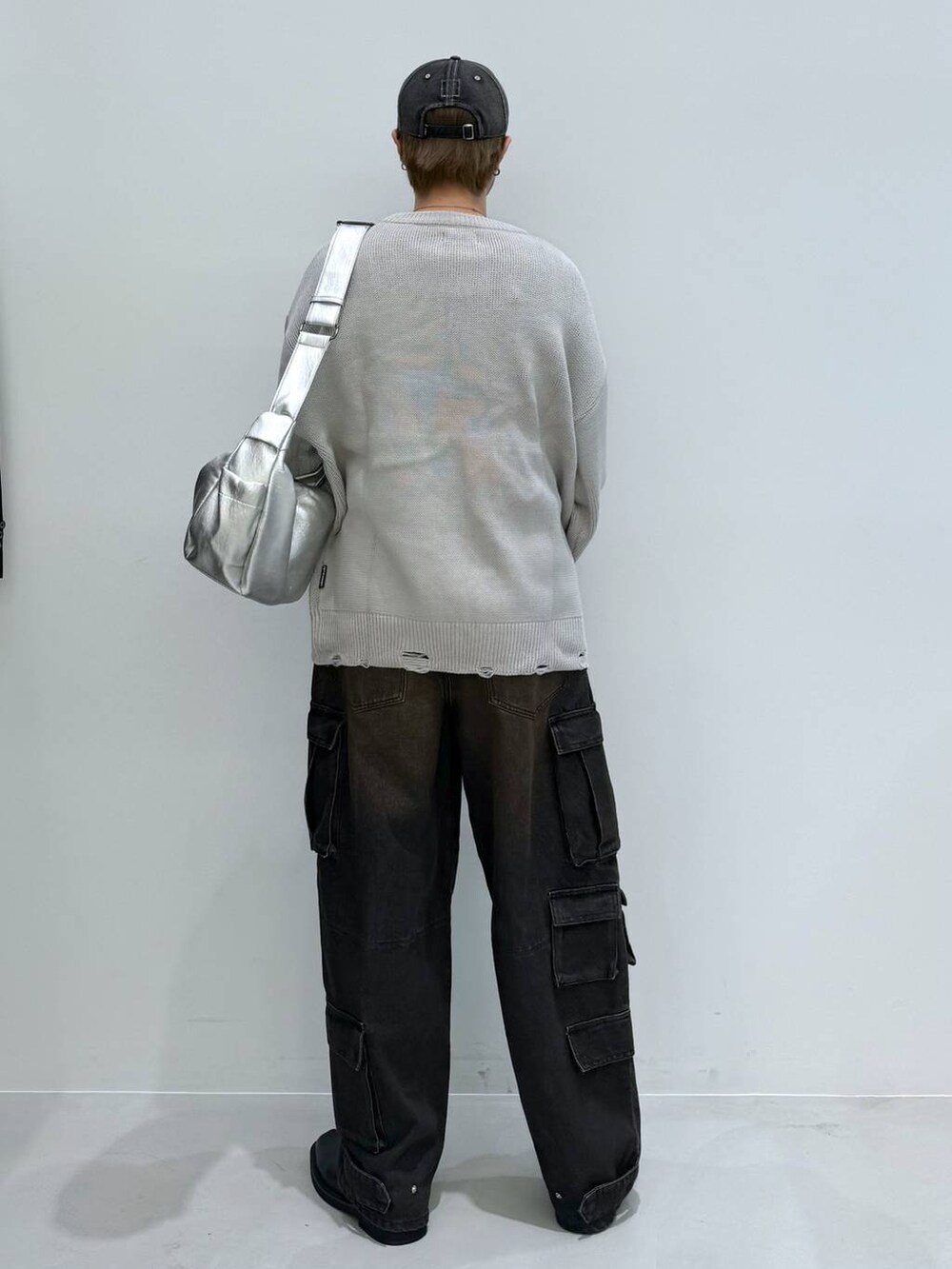 ブラック系のブーツ、ブラック系のデニムパンツ、その他のショルダーバッグを着用したメンズの秋コーディネートの4枚目の写真