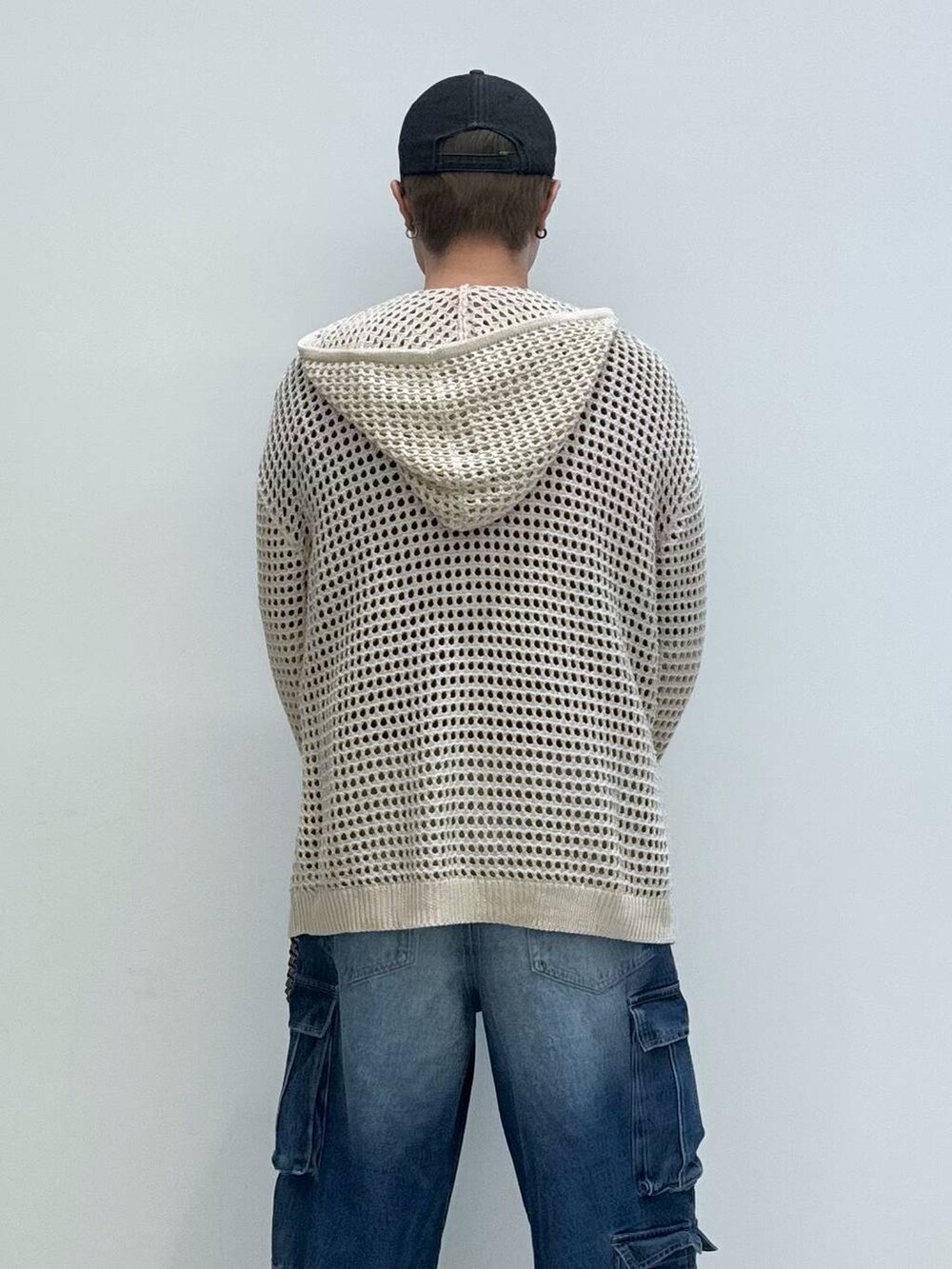 ブラック系のブーツ、ブラック系のTシャツ/カットソー、ブルー系のデニムパンツを着用したメンズの秋コーディネートの7枚目の写真
