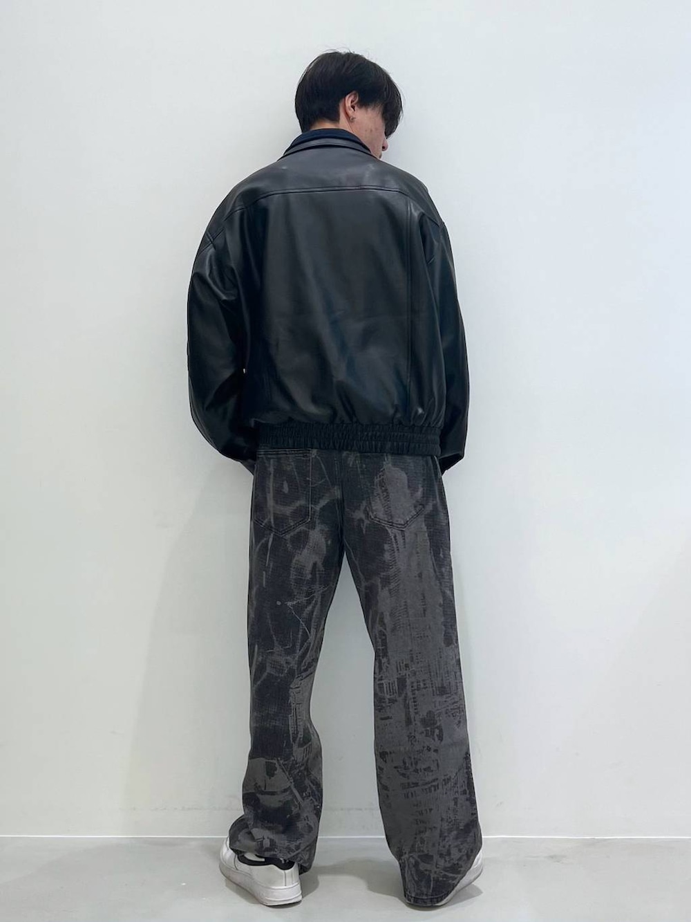 ブラック系のライダースジャケット、ブラック系のデニムパンツを着用したメンズの冬コーディネートの5枚目の写真