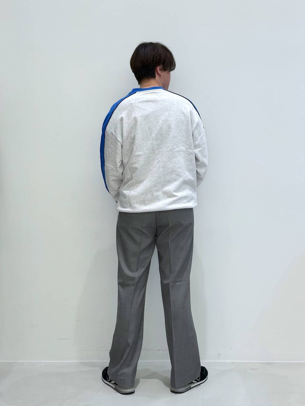 グレー系のスウェットを着用したメンズの冬コーディネートの3枚目の写真