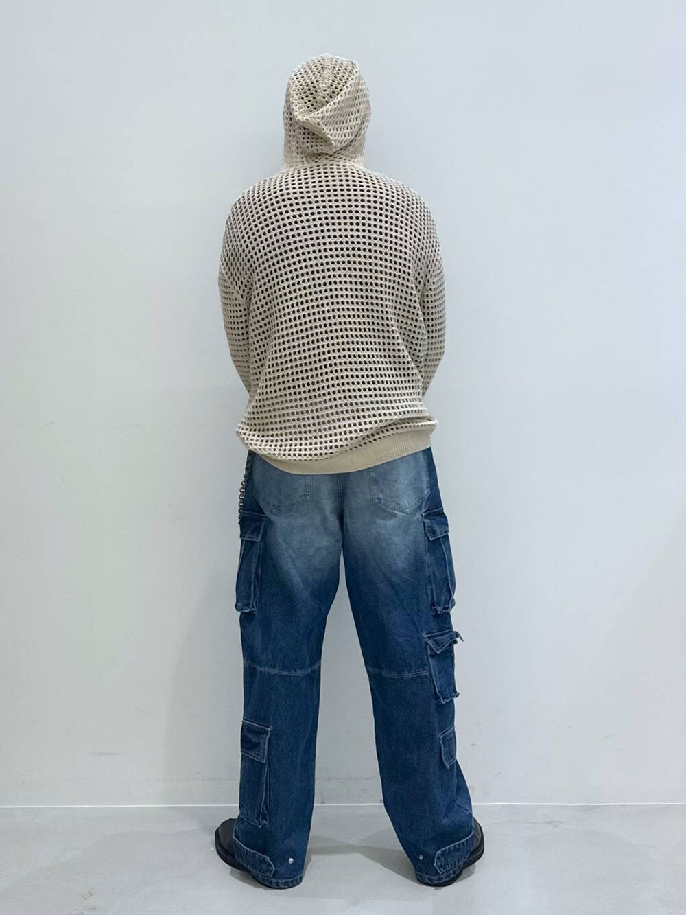 ブラック系のブーツ、ブラック系のTシャツ/カットソー、ブルー系のデニムパンツを着用したメンズの秋コーディネートの2枚目の写真