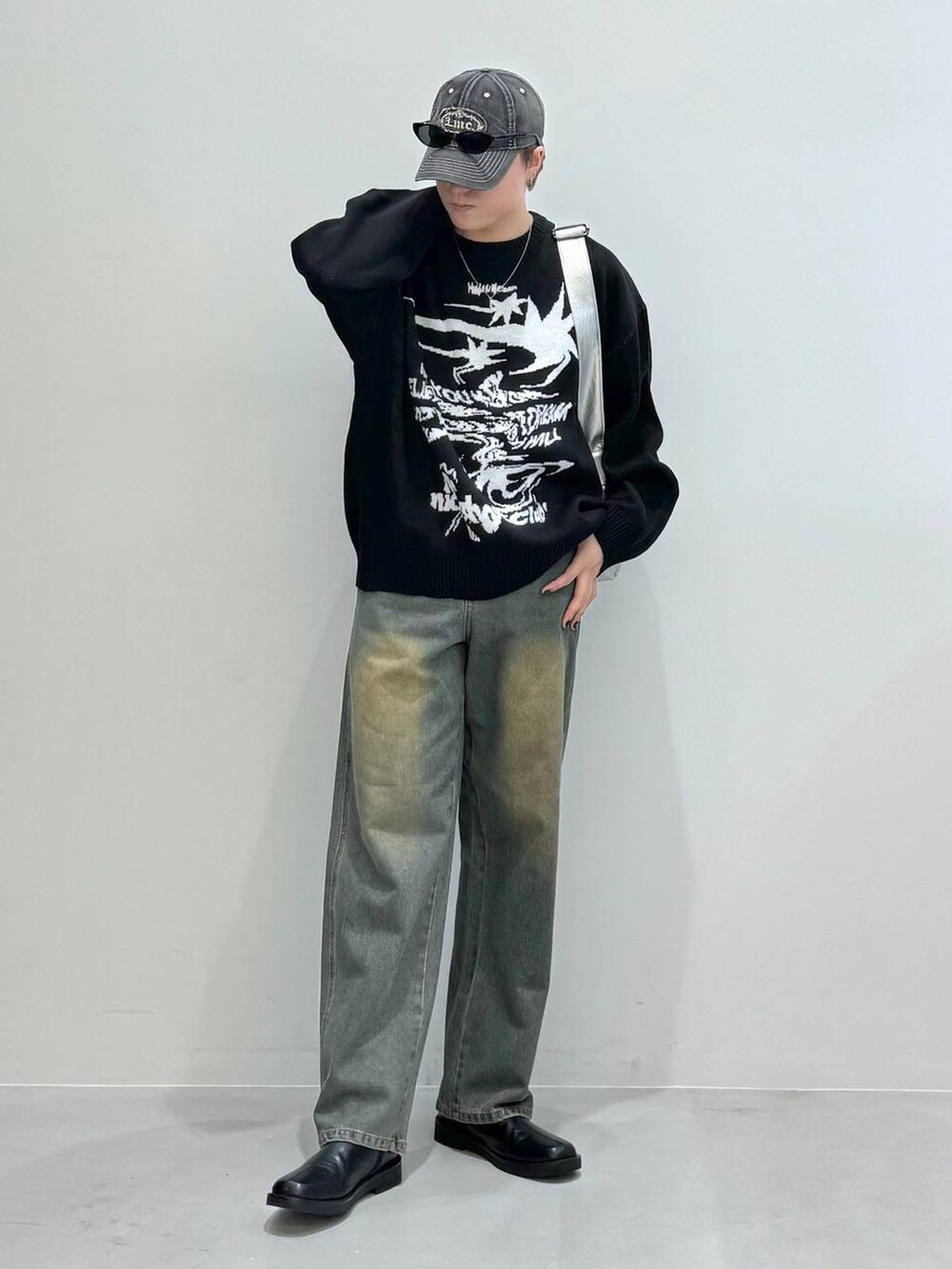 ブラック系のブーツ、その他のショルダーバッグ、ブルー系のデニムパンツを着用したメンズの秋コーディネートの9枚目の写真