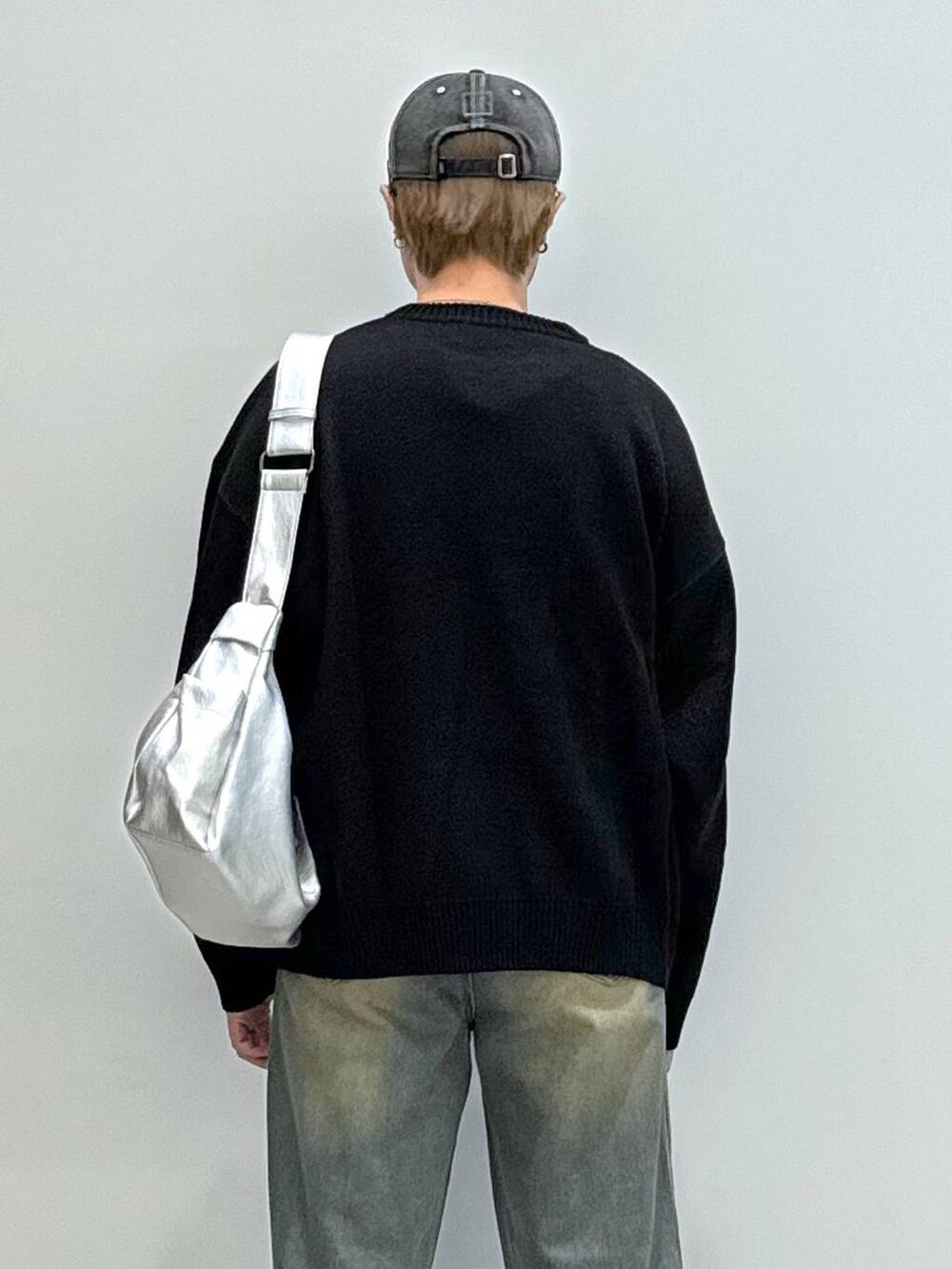 ブラック系のブーツ、その他のショルダーバッグ、ブルー系のデニムパンツを着用したメンズの秋コーディネートの6枚目の写真