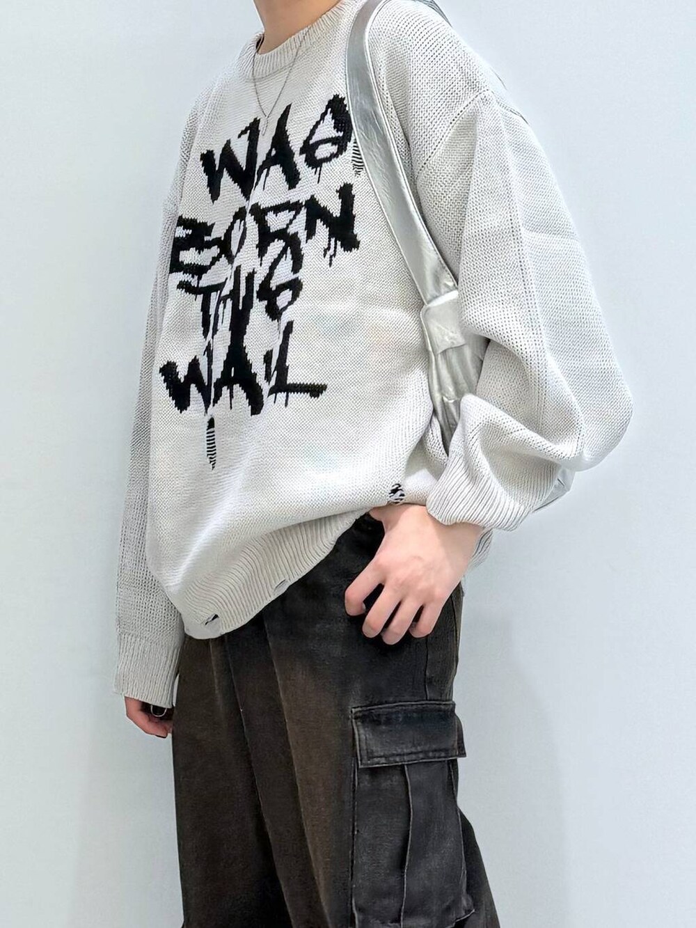 ブラック系のブーツ、ブラック系のデニムパンツ、その他のショルダーバッグを着用したメンズの秋コーディネートの2枚目の写真