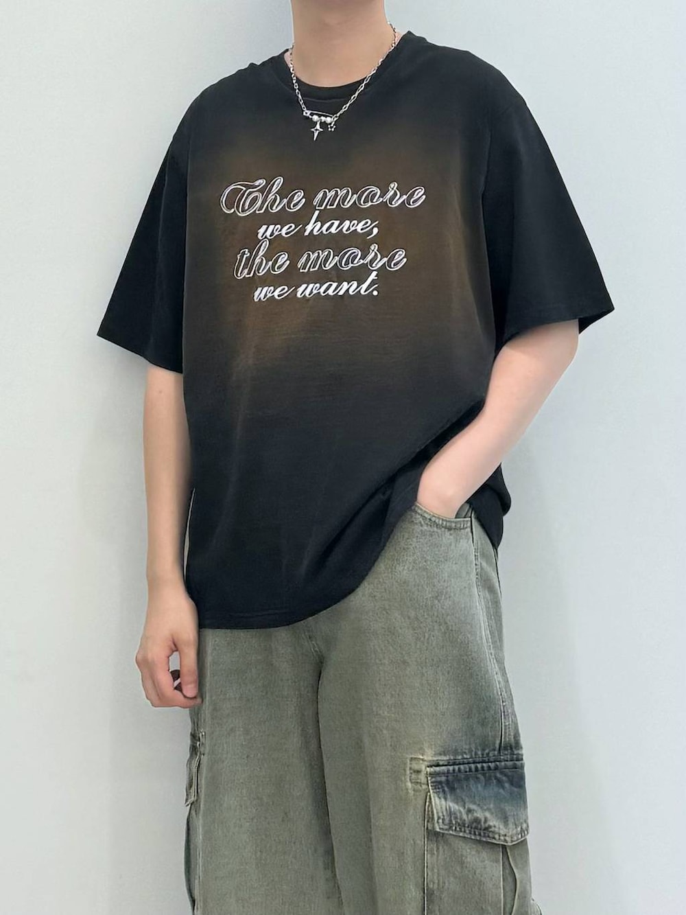 ブラック系のブーツ、ブルー系のデニムパンツ、ブラック系のTシャツ/カットソーを着用したメンズの夏コーディネートの2枚目の写真