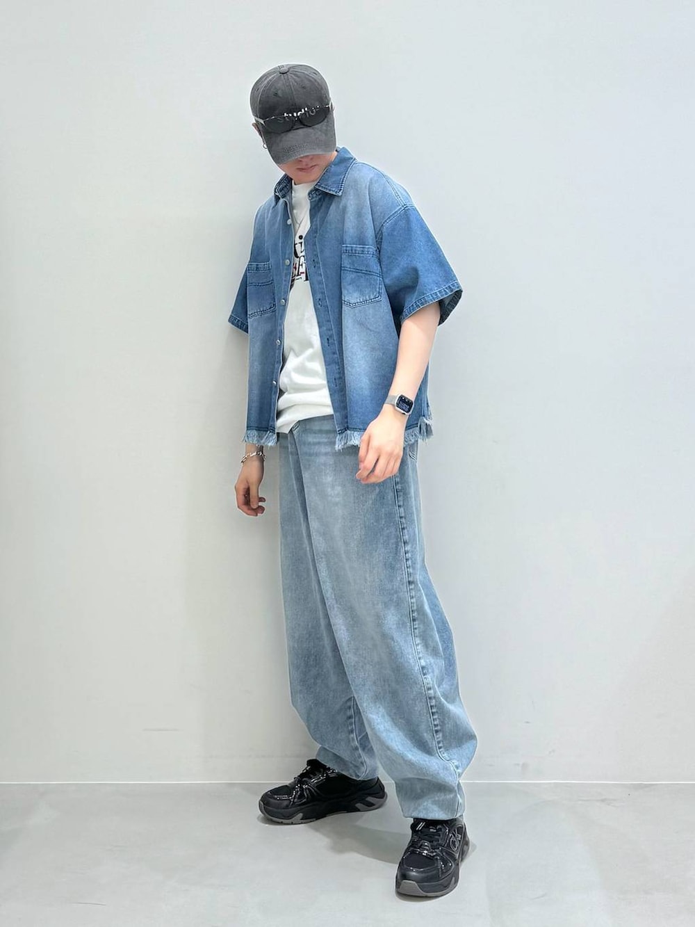 ブルー系のデニムパンツ、ホワイト系のTシャツ/カットソー、ブルー系のデニムジャケットを着用したメンズの夏コーディネートの3枚目の写真