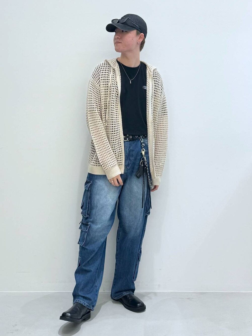 ブラック系のブーツ、ブラック系のTシャツ/カットソー、ブルー系のデニムパンツを着用したメンズの秋コーディネートの3枚目の写真