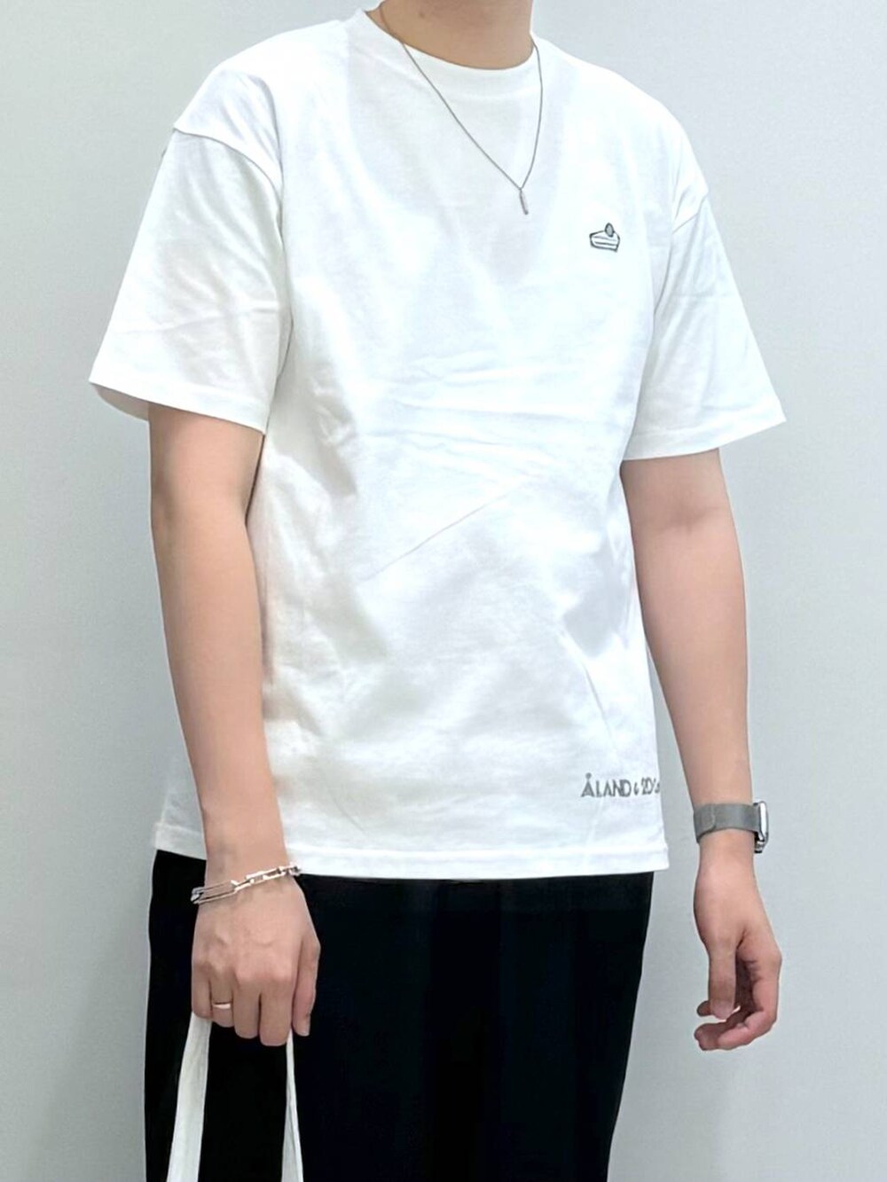 「韓国系、ユニセックス、韓国ファッション、夏コーデ、この夏の推しアイテム、ALAND、キャップ、Tシャツ、パンツ、スラックス、ワイドパンツ、ブーツ、バッグ、トートバッグ」｜「3.3 Field Trip の3.3 Field Trip／サイドジップブーツ 2103658（ブーツ、ブラック系）」を使った、Rikutoさん（メンズ・178cm）の夏コーディネートの2枚目の写真