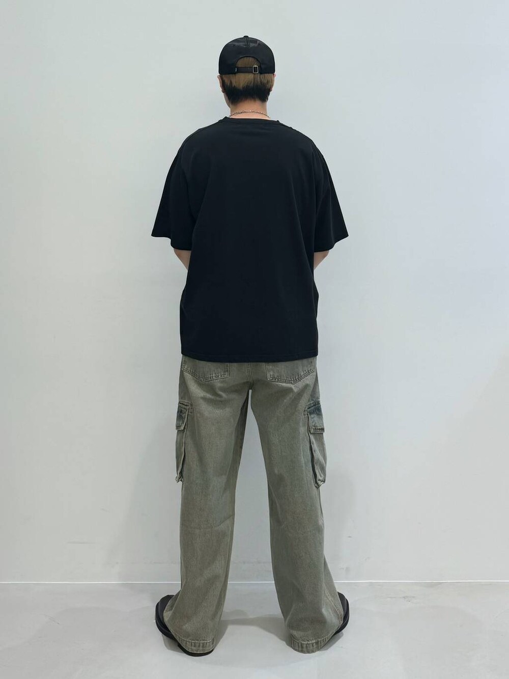 ブラック系のブーツ、ブルー系のデニムパンツ、ブラック系のTシャツ/カットソーを着用したメンズの夏コーディネートの4枚目の写真