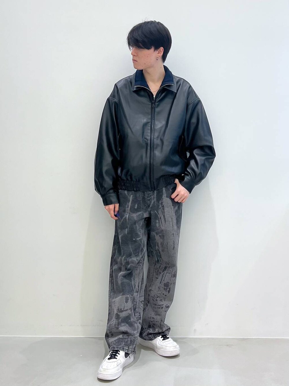 ブラック系のライダースジャケット、ブラック系のデニムパンツを着用したメンズの冬コーディネートの3枚目の写真