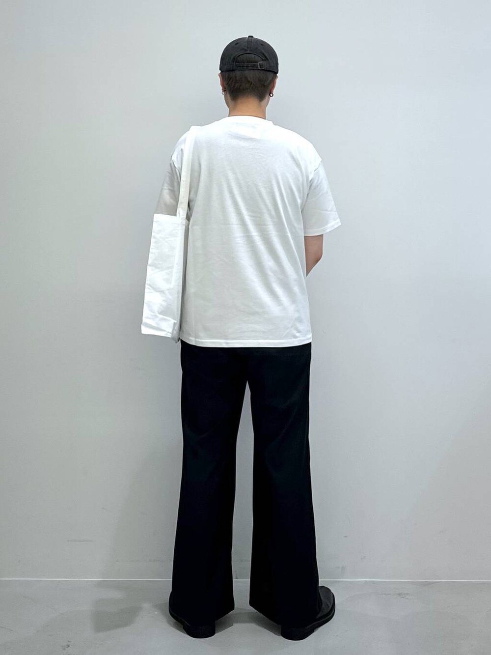 「韓国系、ユニセックス、韓国ファッション、夏コーデ、この夏の推しアイテム、ALAND、キャップ、Tシャツ、パンツ、スラックス、ワイドパンツ、ブーツ、バッグ、トートバッグ」｜「3.3 Field Trip の3.3 Field Trip／サイドジップブーツ 2103658（ブーツ、ブラック系）」を使った、Rikutoさん（メンズ・178cm）の夏コーディネートの4枚目の写真