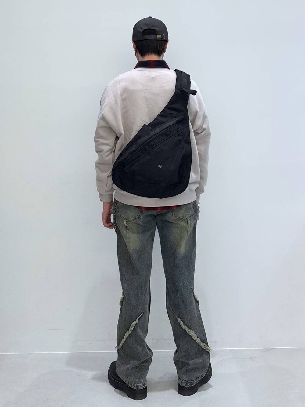 ブラック系のバックパック/リュック、レッド系のシャツ/ブラウス、グレー系のスウェットを着用したメンズの冬コーディネートの5枚目の写真