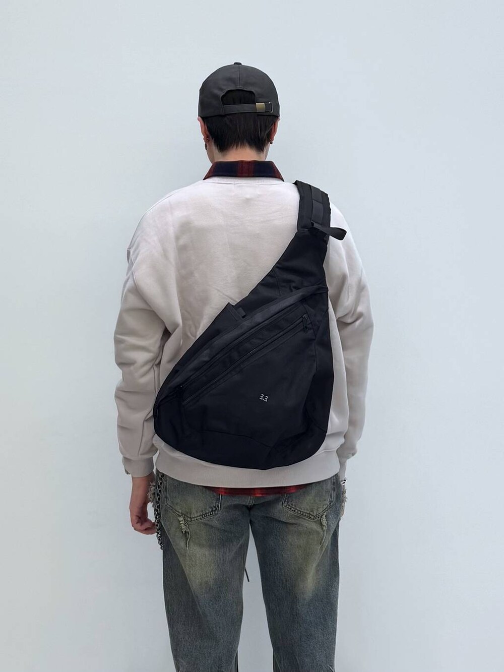 ブラック系のバックパック/リュック、レッド系のシャツ/ブラウス、グレー系のスウェットを着用したメンズの冬コーディネートの6枚目の写真