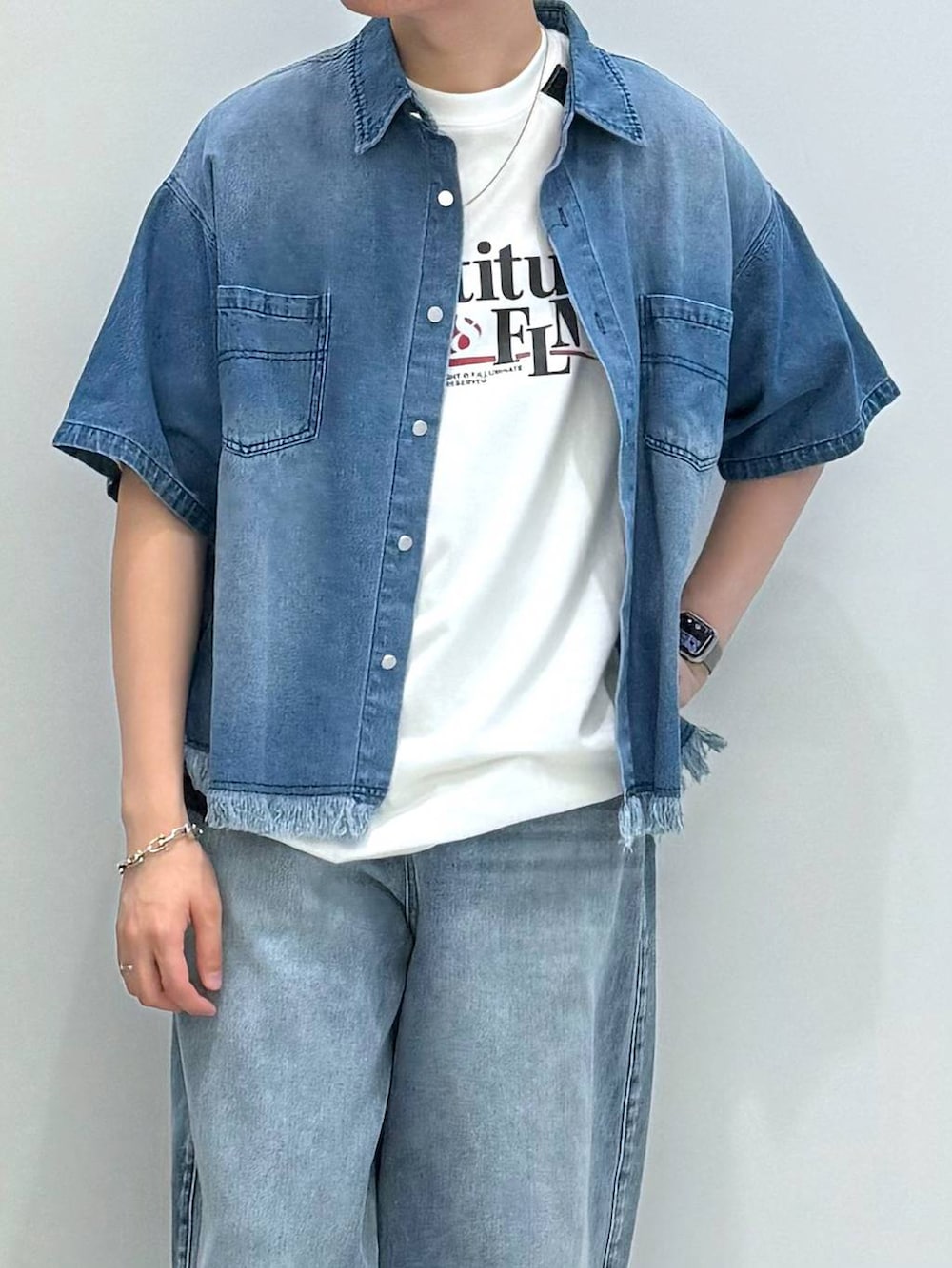 ブルー系のデニムパンツ、ホワイト系のTシャツ/カットソー、ブルー系のデニムジャケットを着用したメンズの夏コーディネートの2枚目の写真