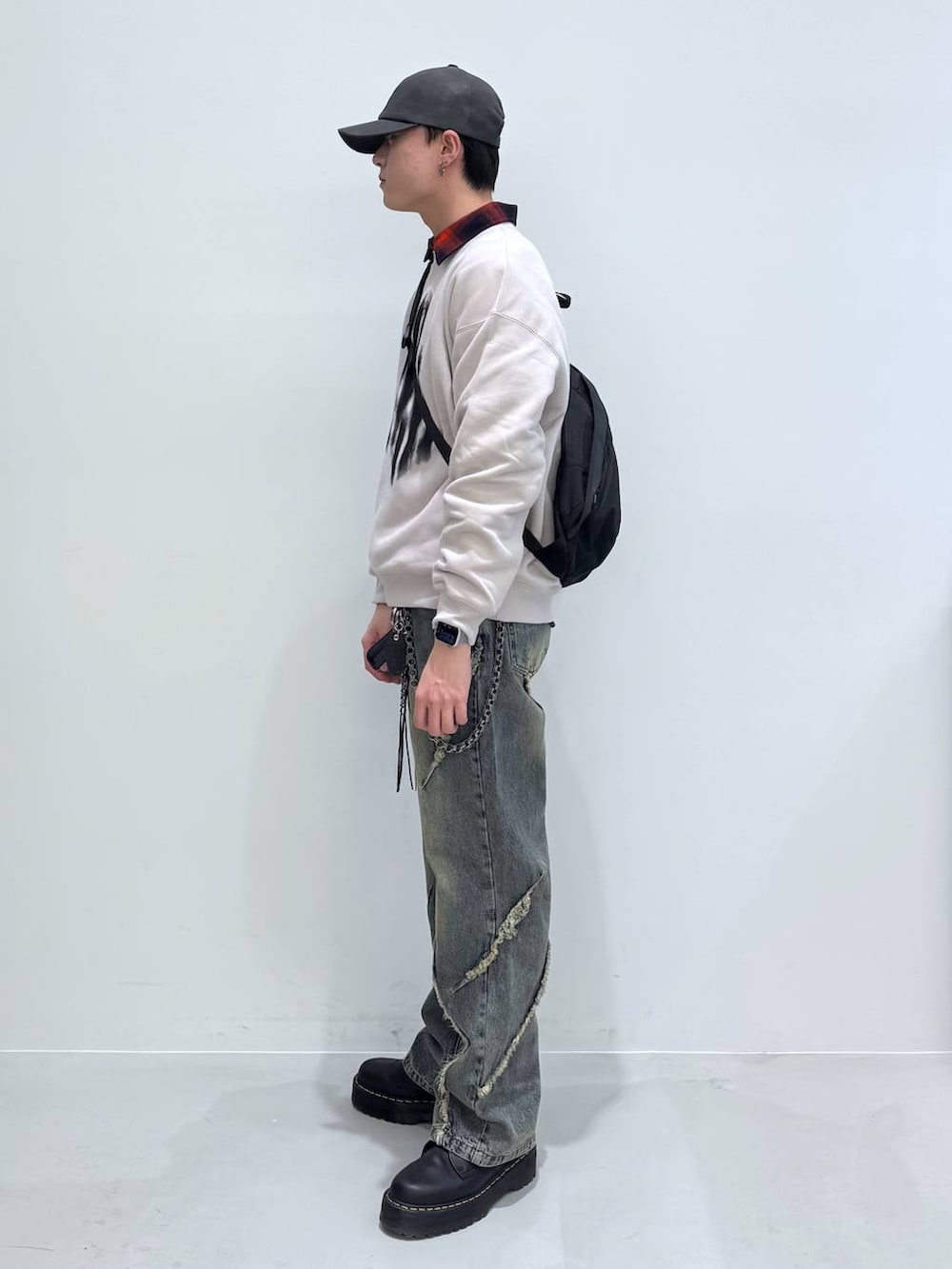 ブラック系のバックパック/リュック、レッド系のシャツ/ブラウス、グレー系のスウェットを着用したメンズの冬コーディネートの3枚目の写真