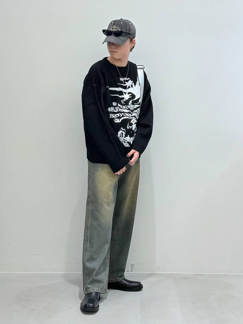 ブラック系のブーツ、その他のショルダーバッグ、ブルー系のデニムパンツを着用したメンズの秋コーディネートの8枚目の写真