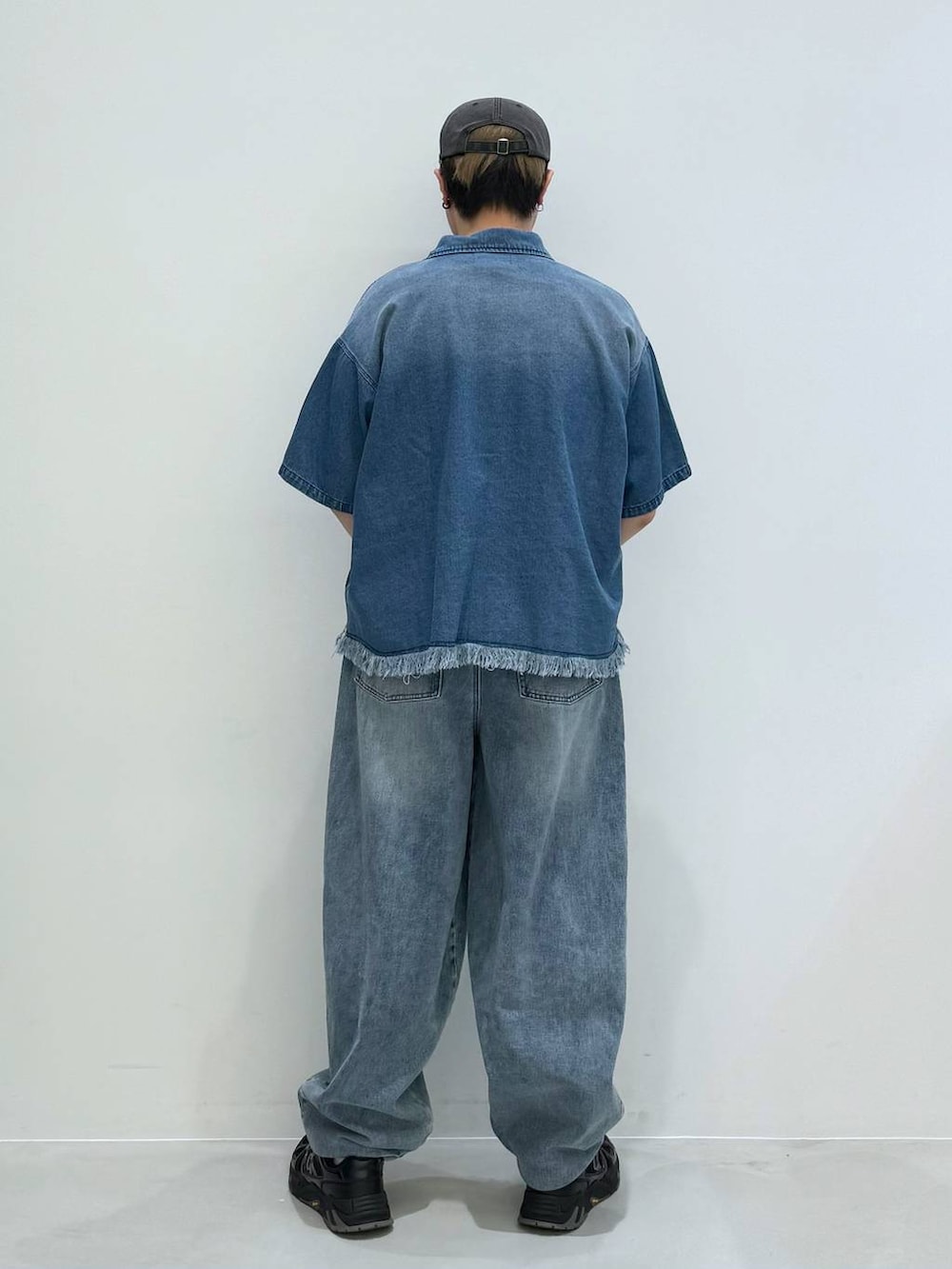 ブルー系のデニムパンツ、ホワイト系のTシャツ/カットソー、ブルー系のデニムジャケットを着用したメンズの夏コーディネートの4枚目の写真