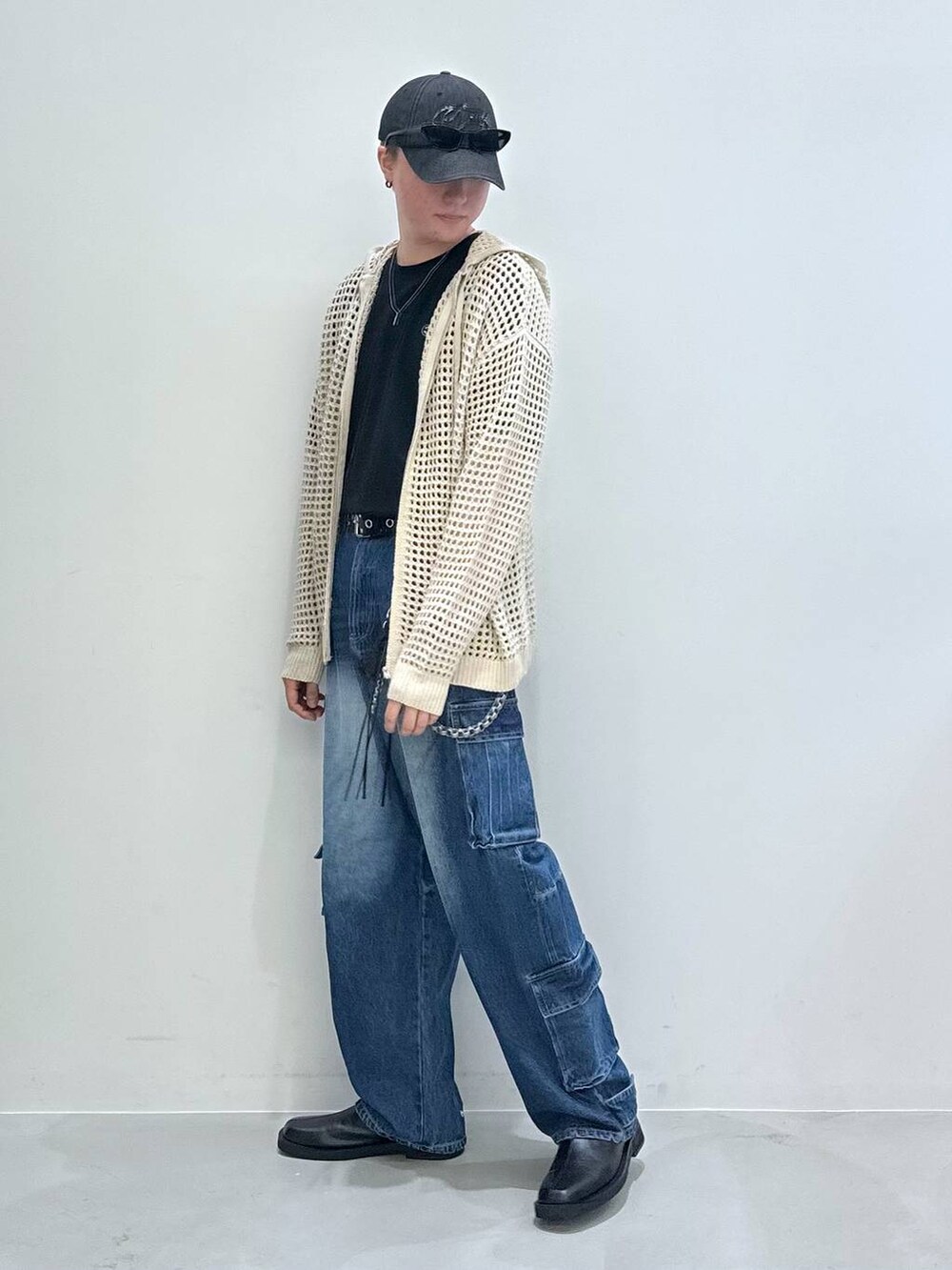 ブラック系のブーツ、ブラック系のTシャツ/カットソー、ブルー系のデニムパンツを着用したメンズの秋コーディネートの5枚目の写真