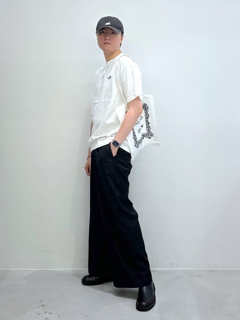 「韓国系、ユニセックス、韓国ファッション、夏コーデ、この夏の推しアイテム、ALAND、キャップ、Tシャツ、パンツ、スラックス、ワイドパンツ、ブーツ、バッグ、トートバッグ」｜「3.3 Field Trip の3.3 Field Trip／サイドジップブーツ 2103658（ブーツ、ブラック系）」を使った、Rikutoさん（メンズ・178cm）の夏コーディネートの3枚目の写真