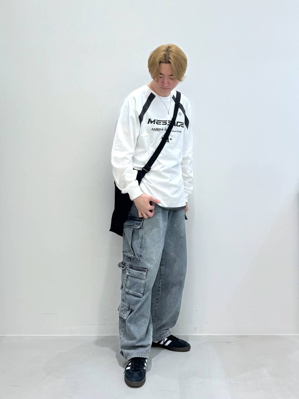 「韓国系、ストリート、ALAND、ロンT、デニムパンツ、オーバーサイズ、バッグ、ショルダーバッグ」｜「NOT4NERDの【UNISEX】NOT4NERD／ダーティカーゴデニム  2109380（デニムパンツ、ブルー系）」を使った、Rikutoさん（メンズ・178cm）の春コーディネートの4枚目の写真