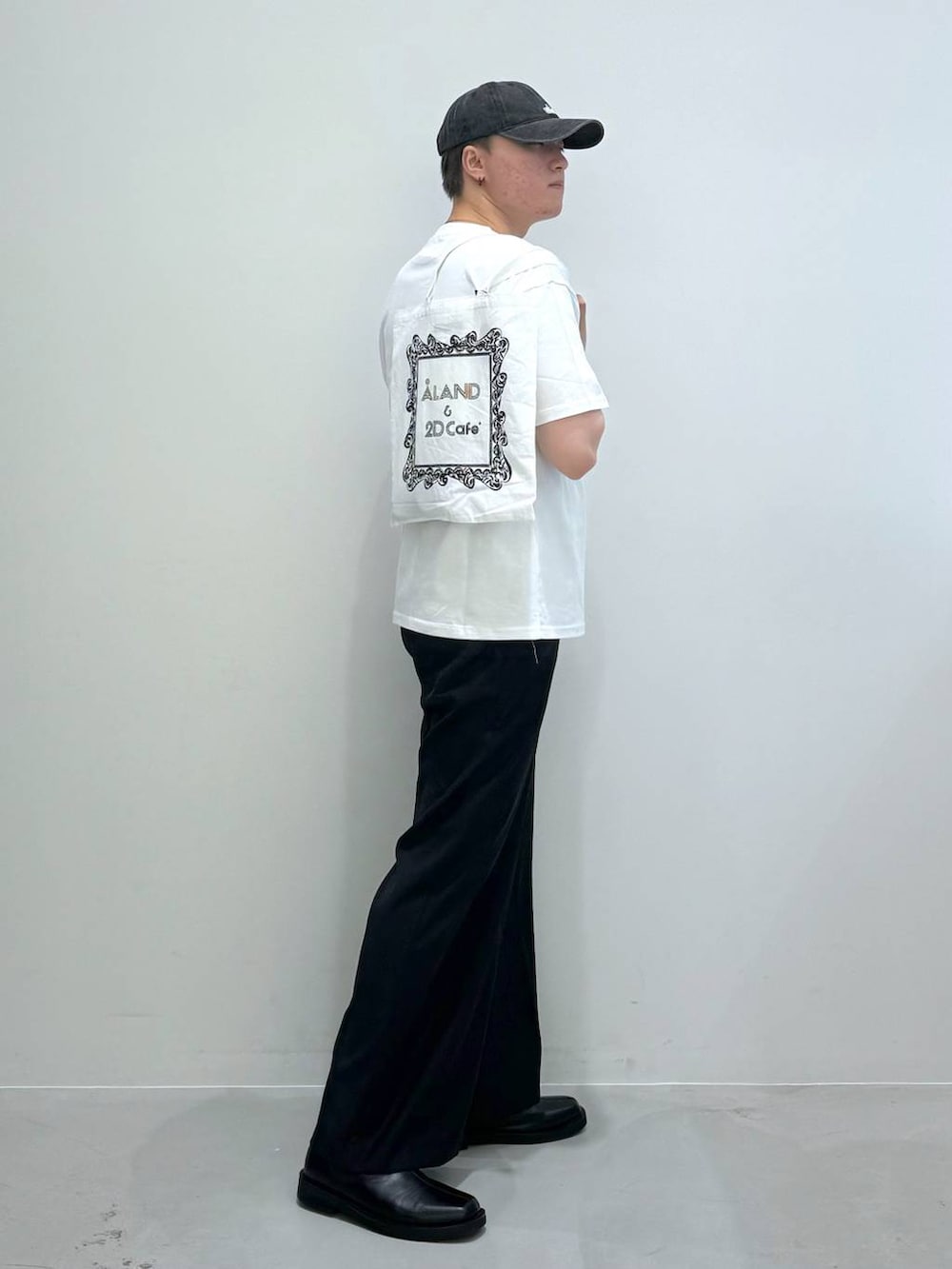 「韓国系、ユニセックス、韓国ファッション、夏コーデ、この夏の推しアイテム、ALAND、キャップ、Tシャツ、パンツ、スラックス、ワイドパンツ、ブーツ、バッグ、トートバッグ」｜「3.3 Field Trip の3.3 Field Trip／サイドジップブーツ 2103658（ブーツ、ブラック系）」を使った、Rikutoさん（メンズ・178cm）の夏コーディネートの6枚目の写真