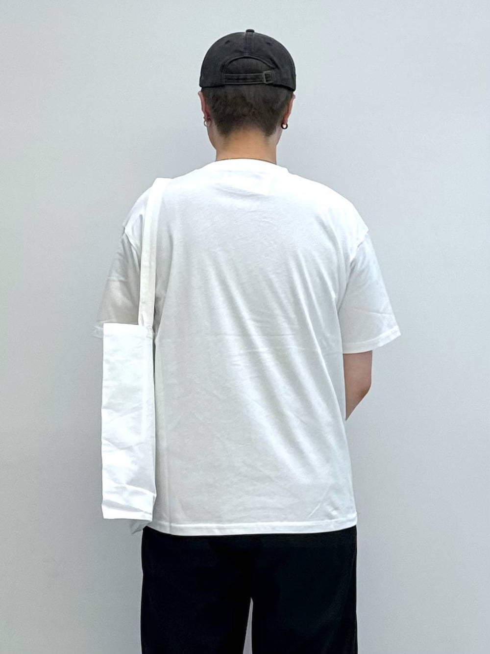 「韓国系、ユニセックス、韓国ファッション、夏コーデ、この夏の推しアイテム、ALAND、キャップ、Tシャツ、パンツ、スラックス、ワイドパンツ、ブーツ、バッグ、トートバッグ」｜「3.3 Field Trip の3.3 Field Trip／サイドジップブーツ 2103658（ブーツ、ブラック系）」を使った、Rikutoさん（メンズ・178cm）の夏コーディネートの5枚目の写真