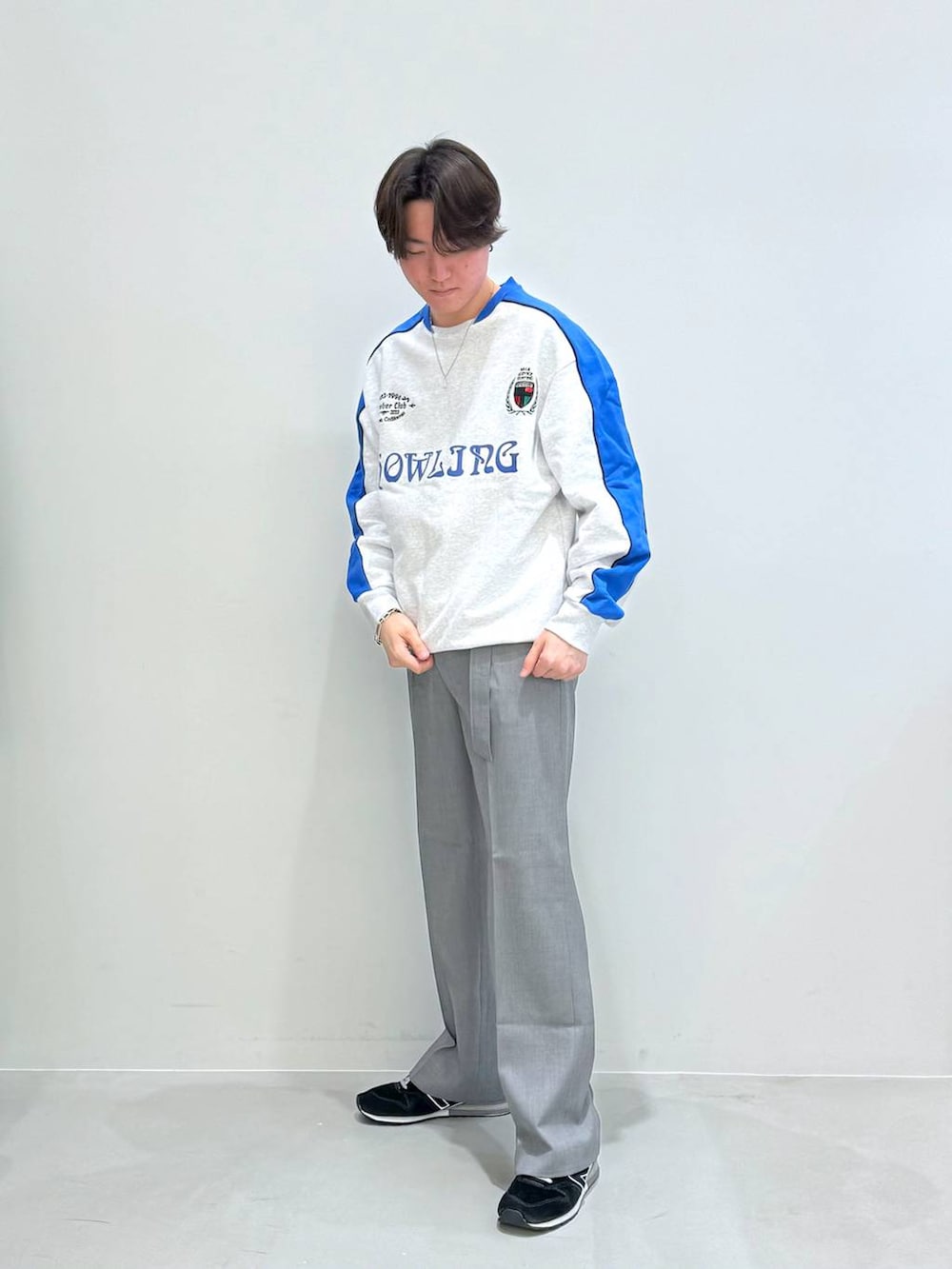 グレー系のスウェットを着用したメンズの冬コーディネートの2枚目の写真