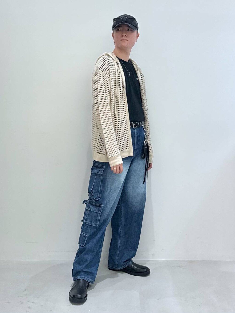 ブラック系のブーツ、ブラック系のTシャツ/カットソー、ブルー系のデニムパンツを着用したメンズの秋コーディネートの8枚目の写真