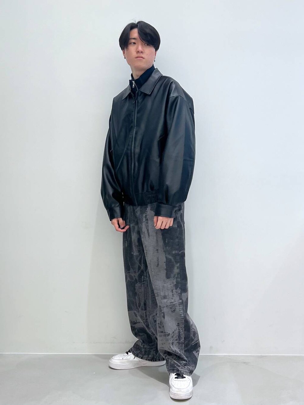 ブラック系のライダースジャケット、ブラック系のデニムパンツを着用したメンズの冬コーディネートの2枚目の写真