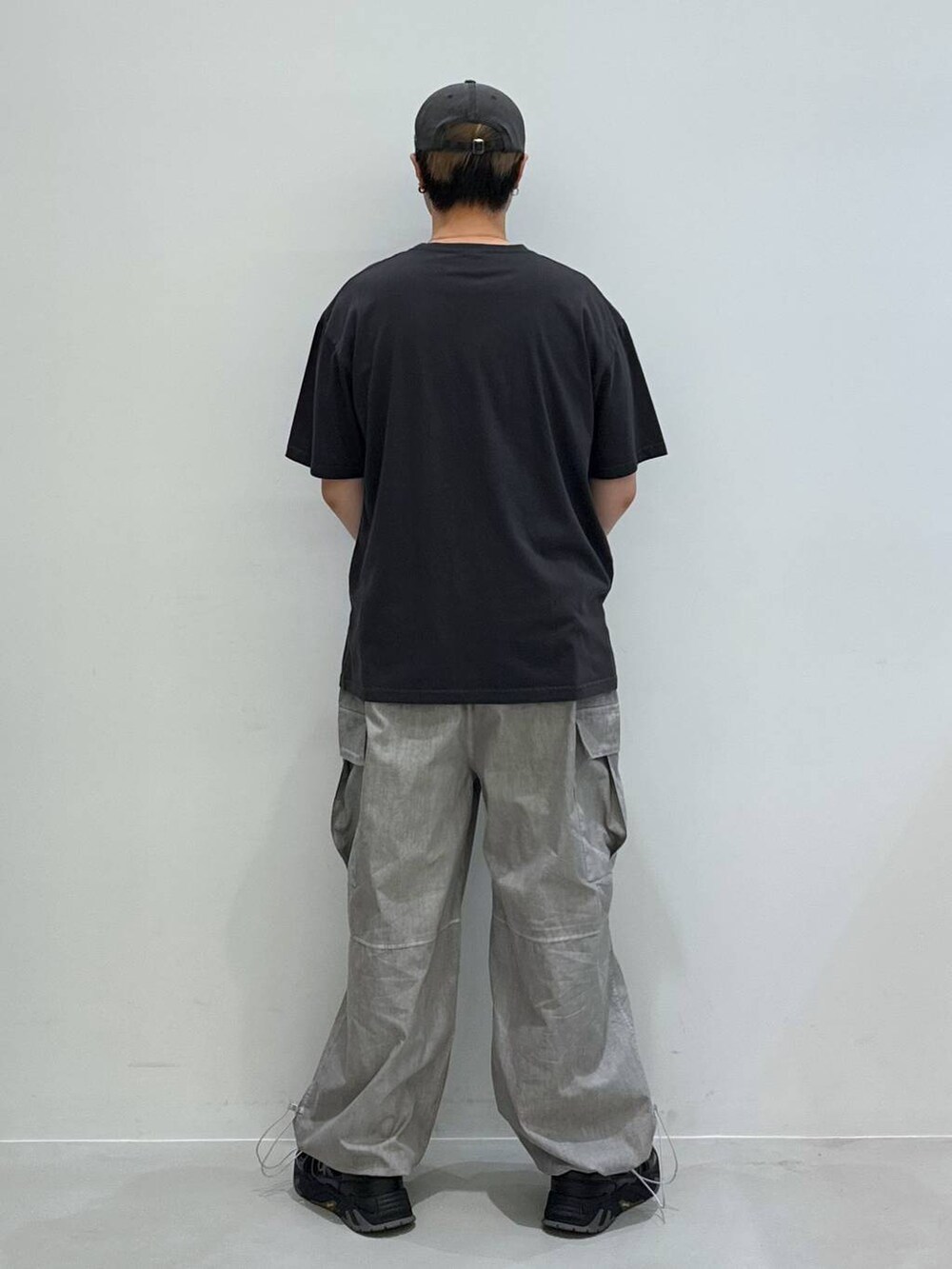 グレー系のTシャツ/カットソー、グレー系のキャップ、ブラック系のサングラスを着用したメンズの夏コーディネートの4枚目の写真