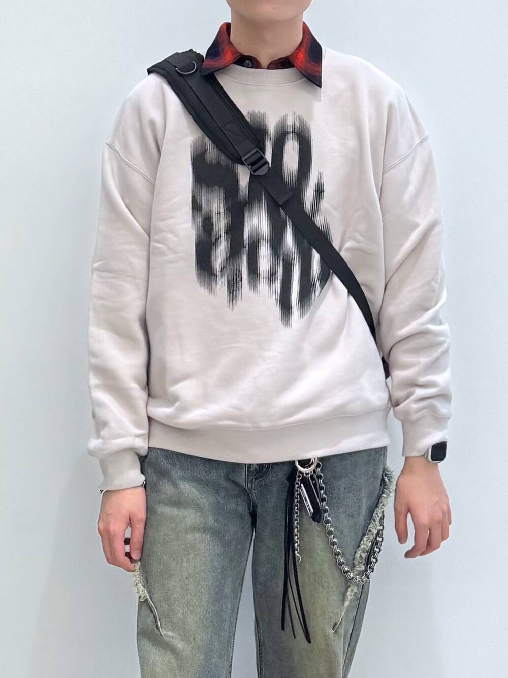 ブラック系のバックパック/リュック、レッド系のシャツ/ブラウス、グレー系のスウェットを着用したメンズの冬コーディネートの2枚目の写真