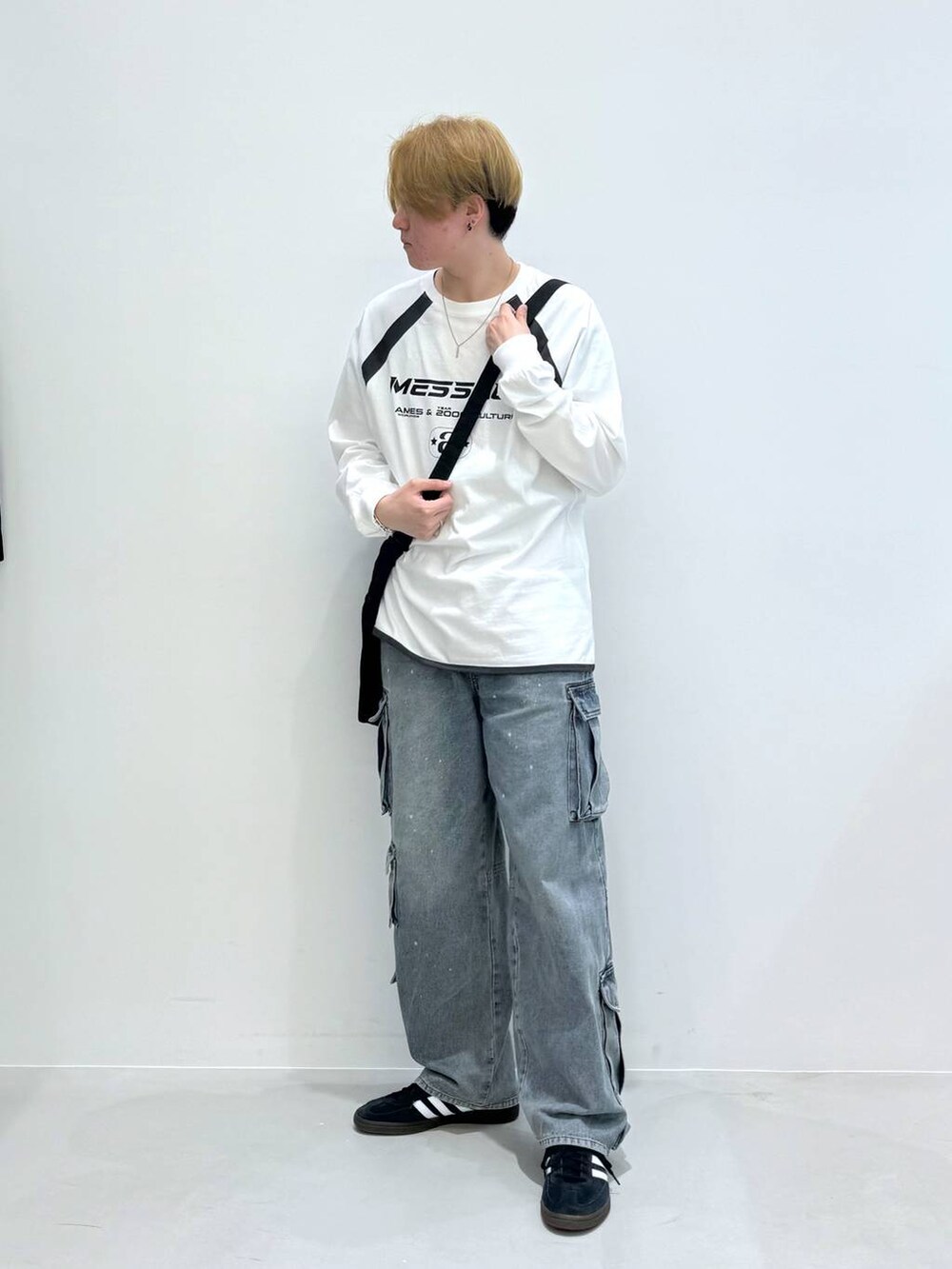 「韓国系、ストリート、ALAND、ロンT、デニムパンツ、オーバーサイズ、バッグ、ショルダーバッグ」｜「NOT4NERDの【UNISEX】NOT4NERD／ダーティカーゴデニム  2109380（デニムパンツ、ブルー系）」を使った、Rikutoさん（メンズ・178cm）の春コーディネートの2枚目の写真