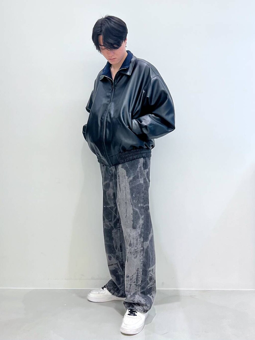 ブラック系のライダースジャケット、ブラック系のデニムパンツを着用したメンズの冬コーディネートの4枚目の写真