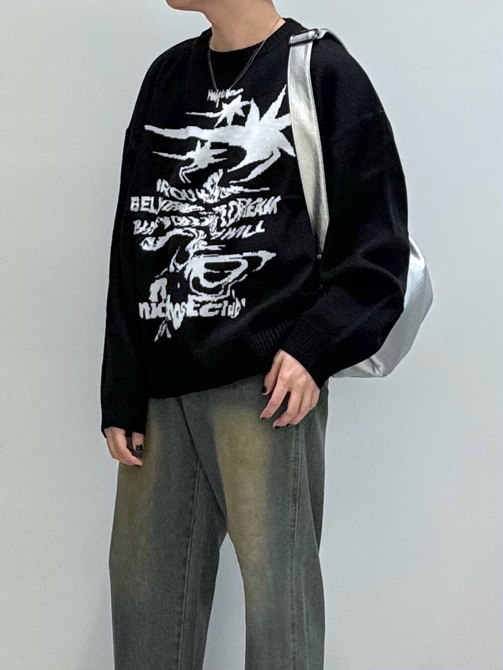 ブラック系のブーツ、その他のショルダーバッグ、ブルー系のデニムパンツを着用したメンズの秋コーディネートの2枚目の写真