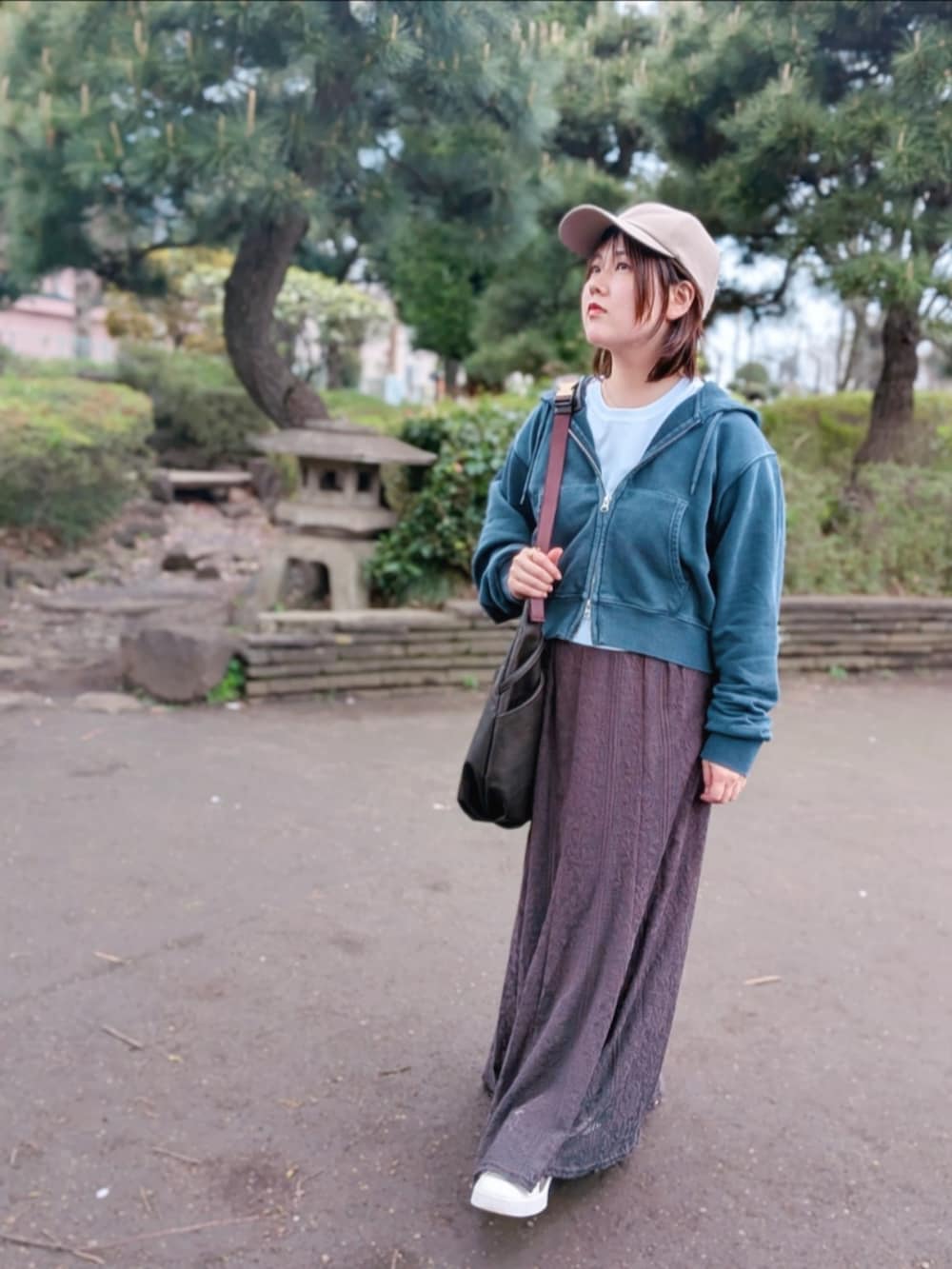 ホワイト系のTシャツ/カットソー、ブルー系のパーカー、グレー系のスカートを着用したレディースの春コーディネートの2枚目の写真