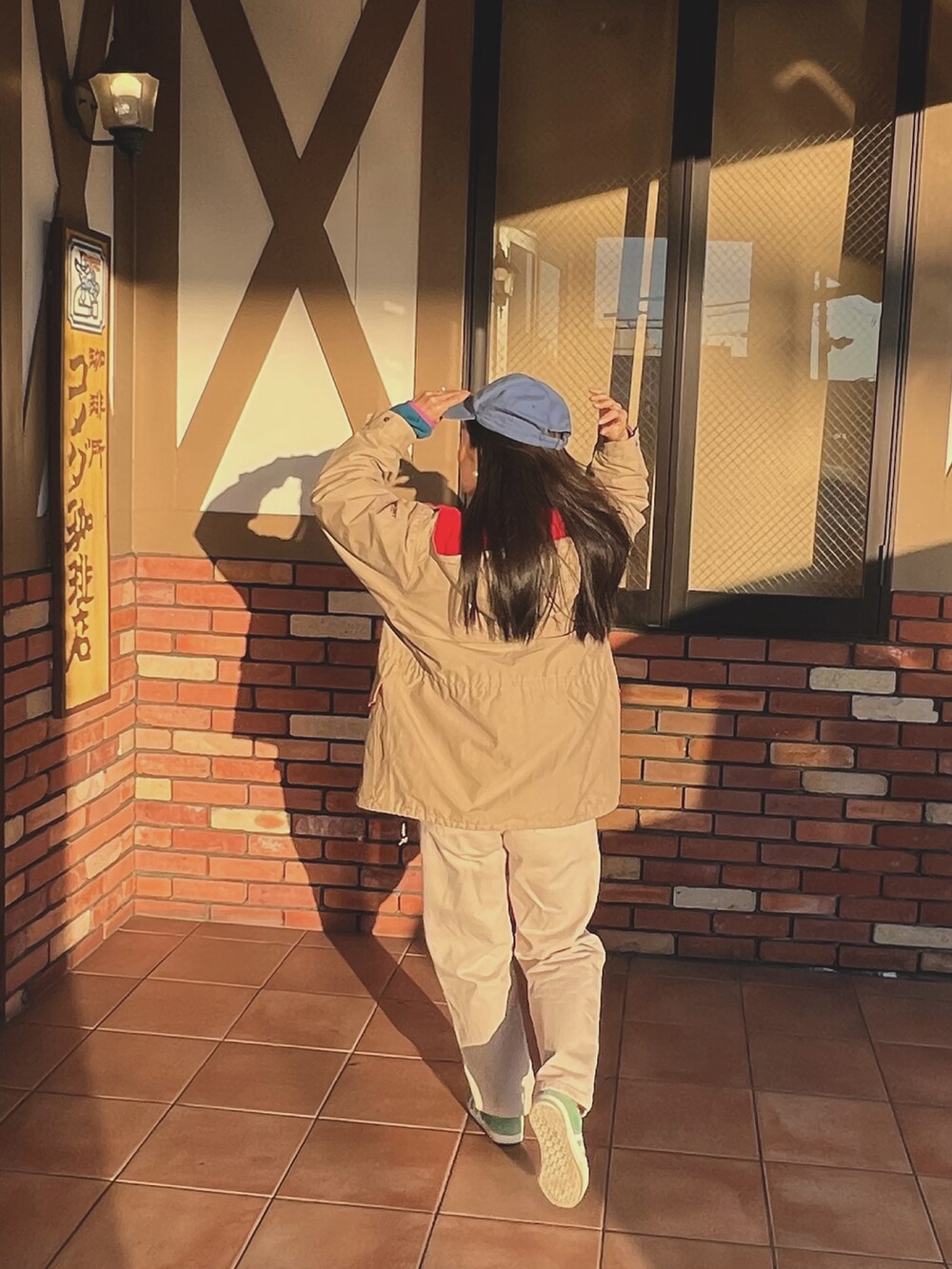 ベージュ系のその他アウター、その他のその他トップス、ベージュ系のデニムパンツを着用したレディースの冬コーディネートの4枚目の写真