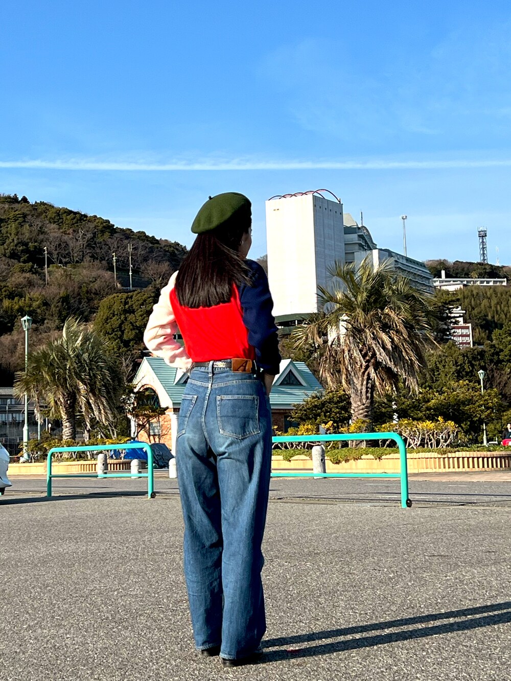 ブラック系のローファー、ブルー系のデニムパンツ、その他のニット/セーターを着用したレディースの冬コーディネートの5枚目の写真