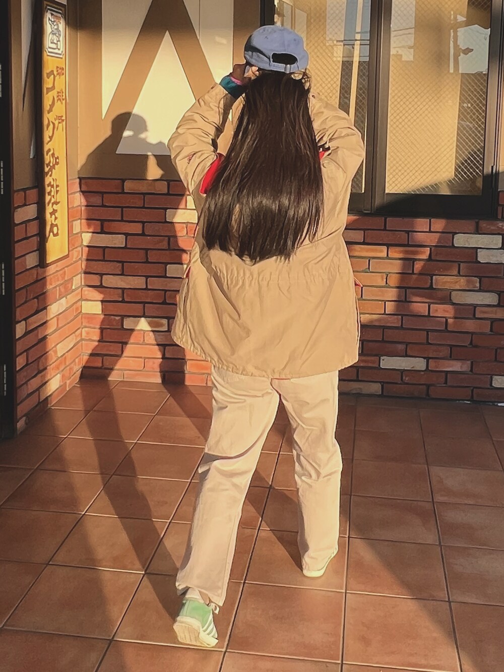 ベージュ系のその他アウター、その他のその他トップス、ベージュ系のデニムパンツを着用したレディースの冬コーディネートの3枚目の写真