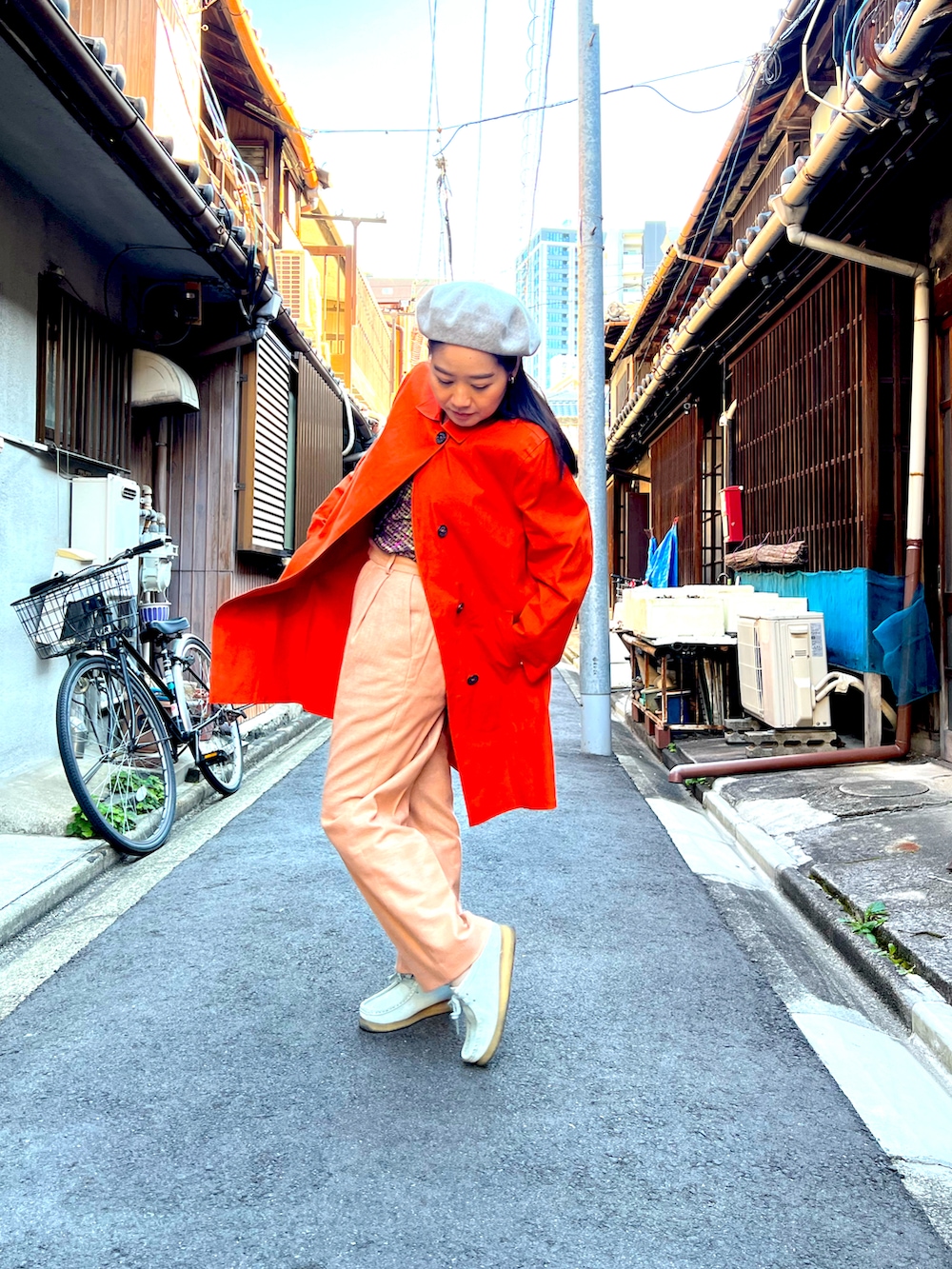 その他のシャツ/ブラウス、オレンジ系のトレンチコート、ブルー系のその他シューズを着用したレディースの冬コーディネートの2枚目の写真