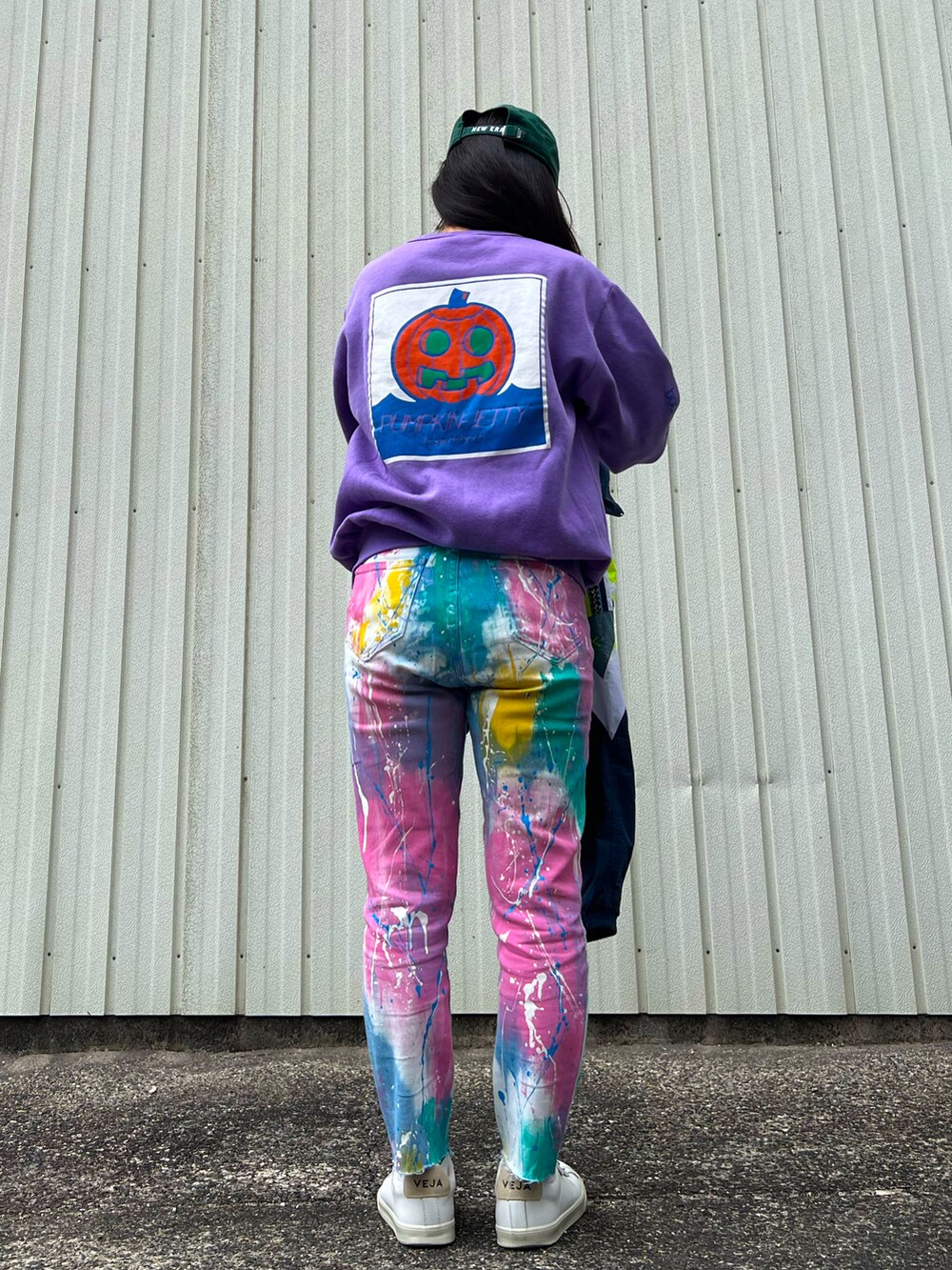 その他のナイロンジャケット、パープル系のスウェット、その他のデニムパンツを着用したレディースの春コーディネートの3枚目の写真