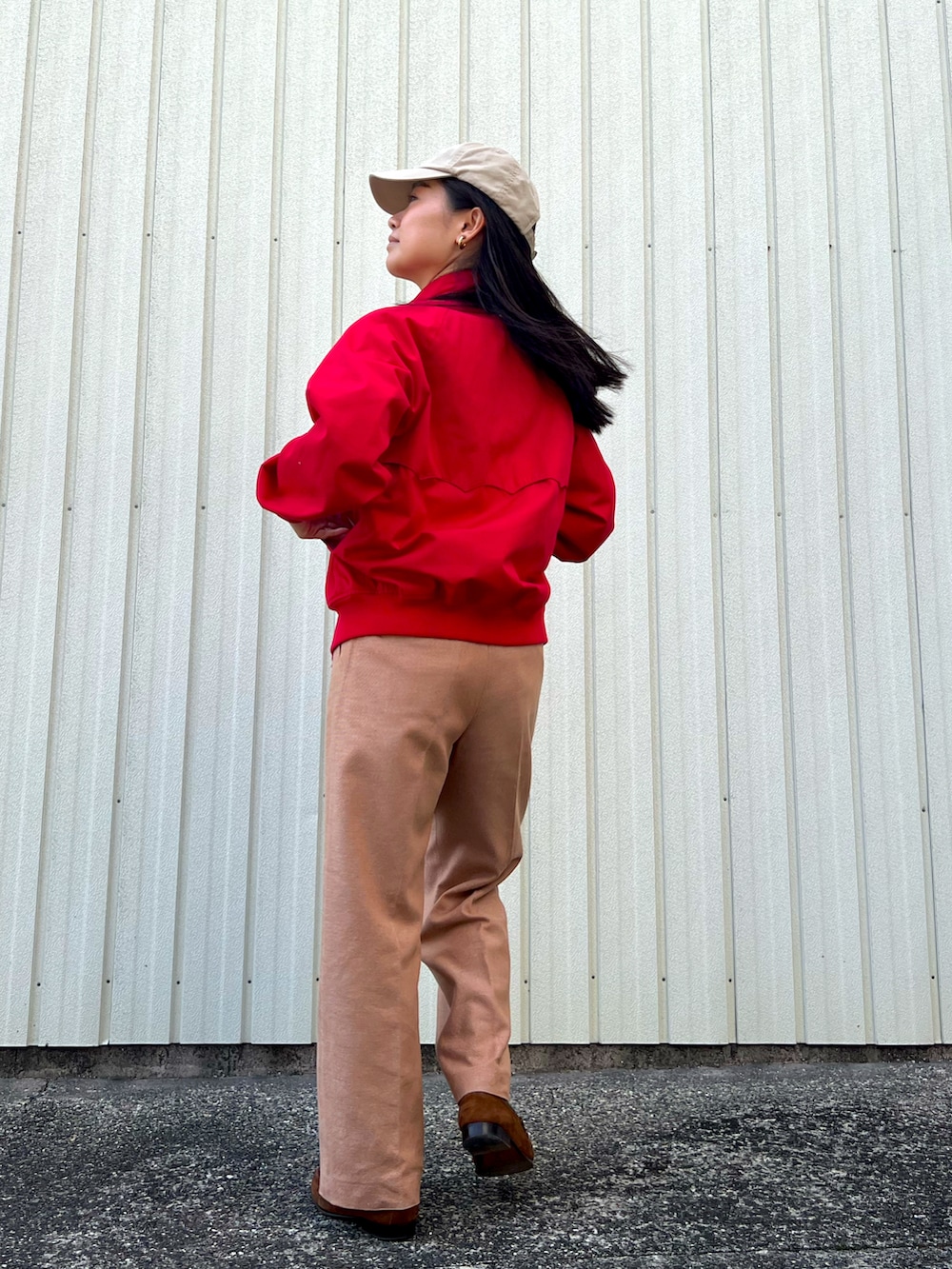 レッド系のその他アウター、ピンク系のスラックス、ブラック系のローファーを着用したレディースの春コーディネートの3枚目の写真