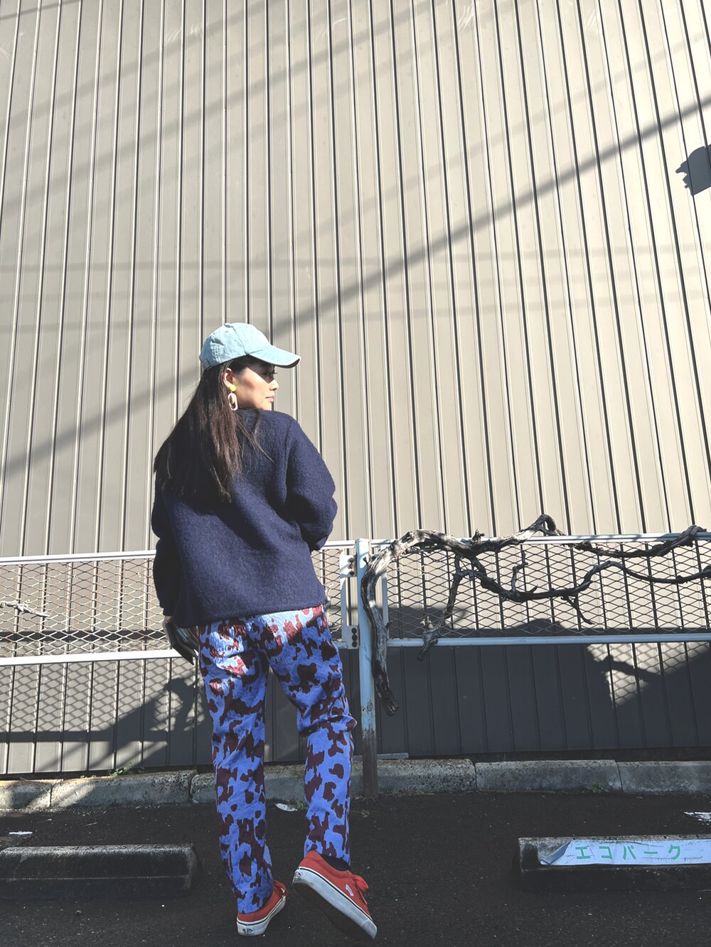 オレンジ系のスニーカー、ブルー系のその他パンツ、その他のその他トップスを着用したレディースの冬コーディネートの4枚目の写真