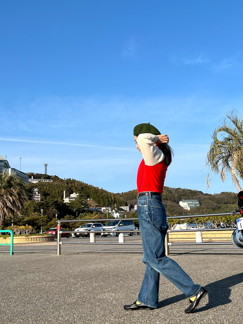 ブラック系のローファー、ブルー系のデニムパンツ、その他のニット/セーターを着用したレディースの冬コーディネートの3枚目の写真