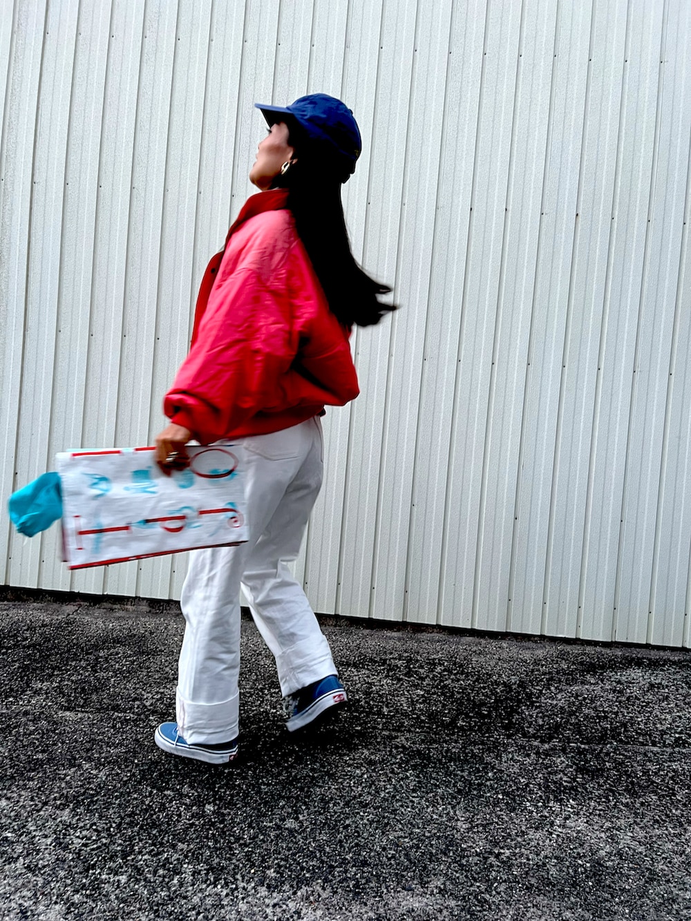 ピンク系のその他アウター、レッド系のスウェット、ホワイト系のデニムパンツを着用したレディースの冬コーディネートの2枚目の写真