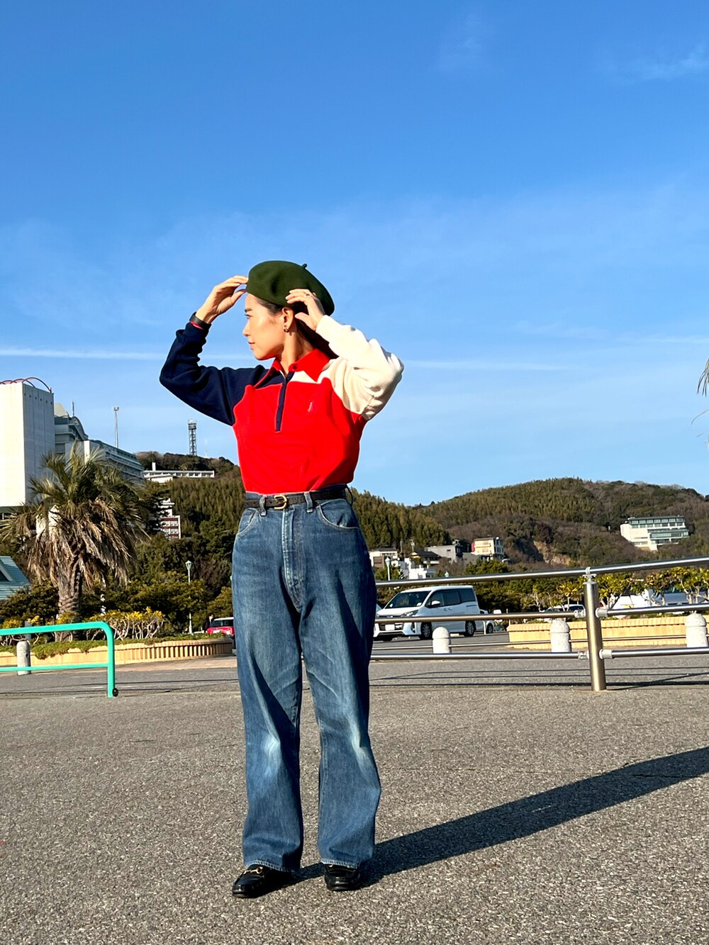 ブラック系のローファー、ブルー系のデニムパンツ、その他のニット/セーターを着用したレディースの冬コーディネートの4枚目の写真