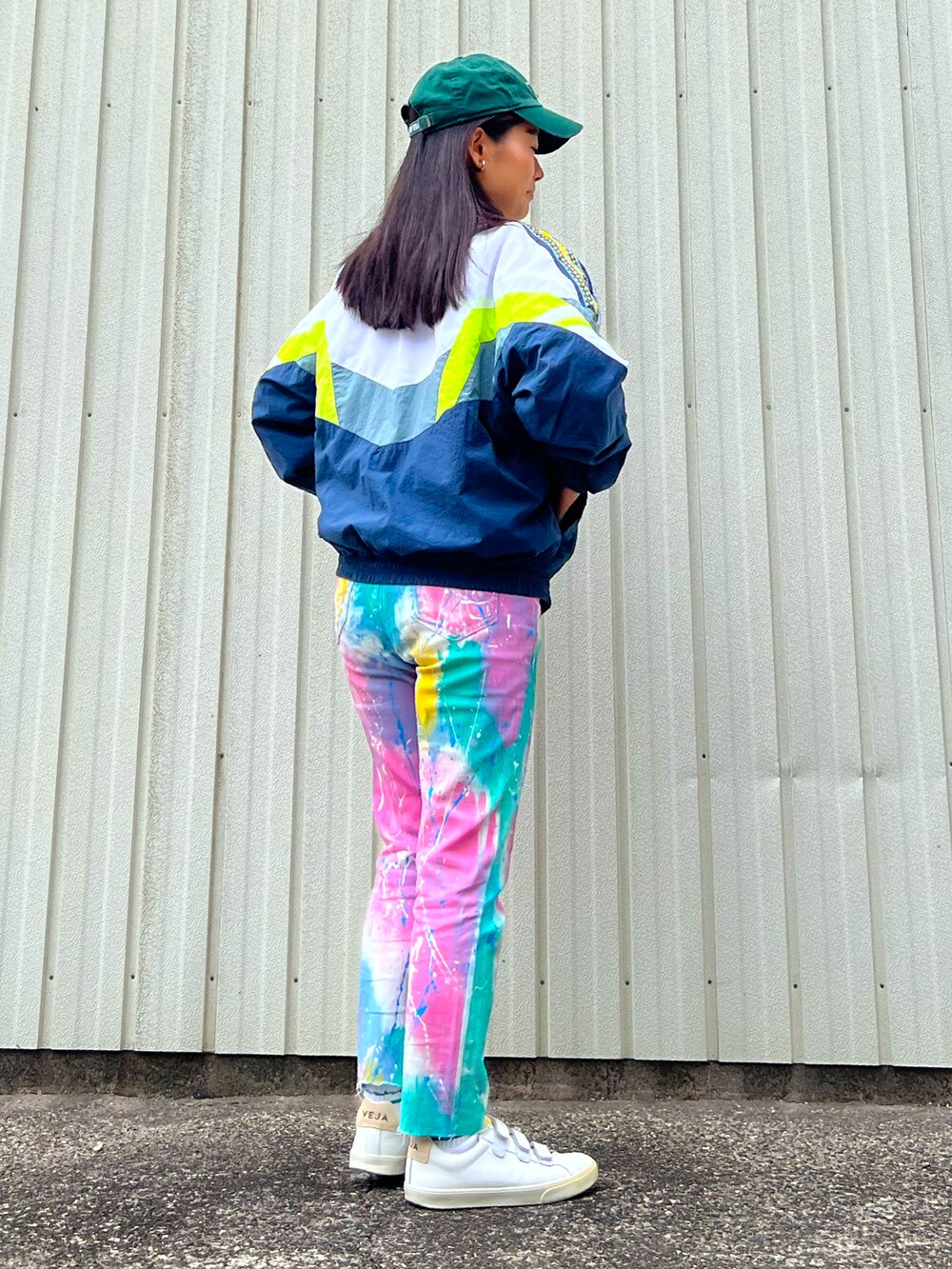 その他のナイロンジャケット、パープル系のスウェット、その他のデニムパンツを着用したレディースの春コーディネートの2枚目の写真