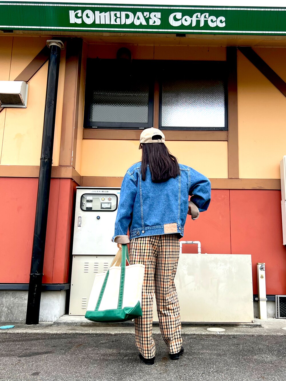 ブラック系のローファー、グリーン系のトートバッグ、その他のスラックスを着用したレディースの春コーディネートの3枚目の写真