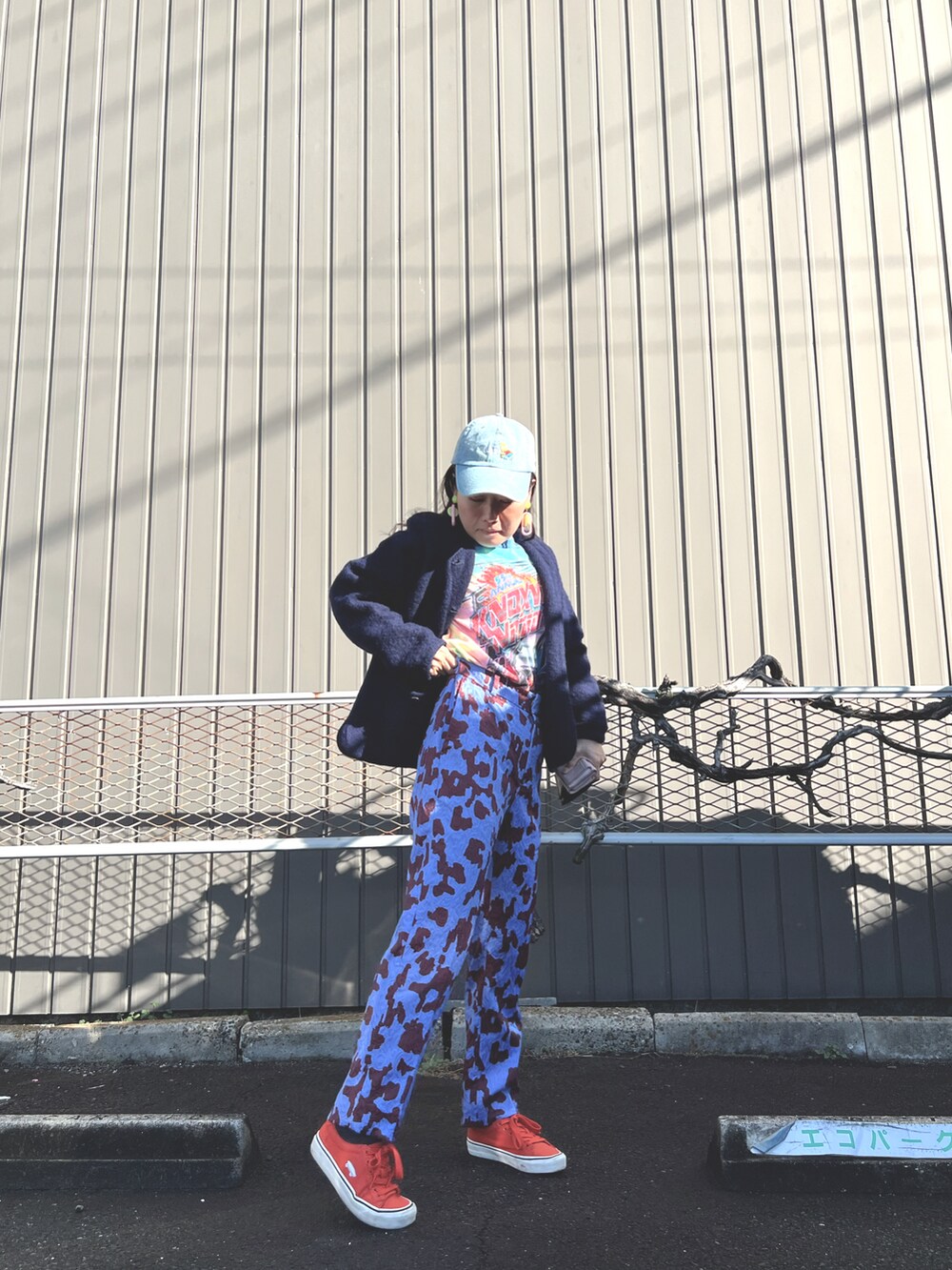 オレンジ系のスニーカー、ブルー系のその他パンツ、その他のその他トップスを着用したレディースの冬コーディネートの2枚目の写真